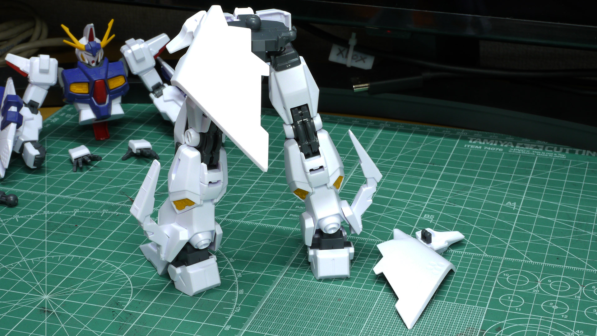 リアアーマーのボリュームがすごいです。脚部だけでの長さが気になっていたので「HGUC 1/144 RX-78-2 ガンダム」と比較させてみたら圧倒的な巨大さがよくわかりました