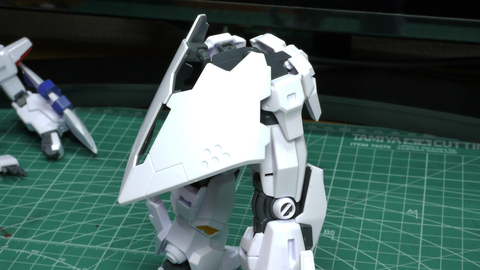 リアアーマーのボリュームがすごいです。脚部だけでの長さが気になっていたので「HGUC 1/144 RX-78-2 ガンダム」と比較させてみたら圧倒的な巨大さがよくわかりました