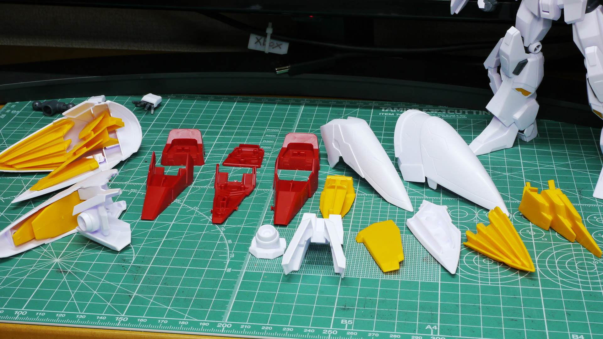 ガンプラの凄いところは、組み付けのときに間違いがほとんど起こらないところです。それはパーツ形状だったり、ガイドが大小作られていたり差し込む方向が決まっていたりいつも感動します