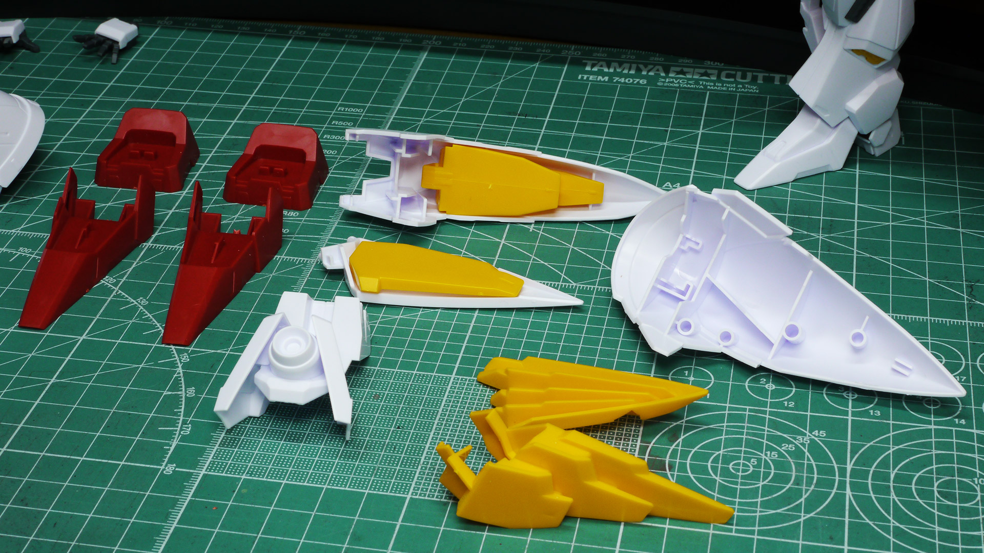 ガンプラの凄いところは、組み付けのときに間違いがほとんど起こらないところです。それはパーツ形状だったり、ガイドが大小作られていたり差し込む方向が決まっていたりいつも感動します