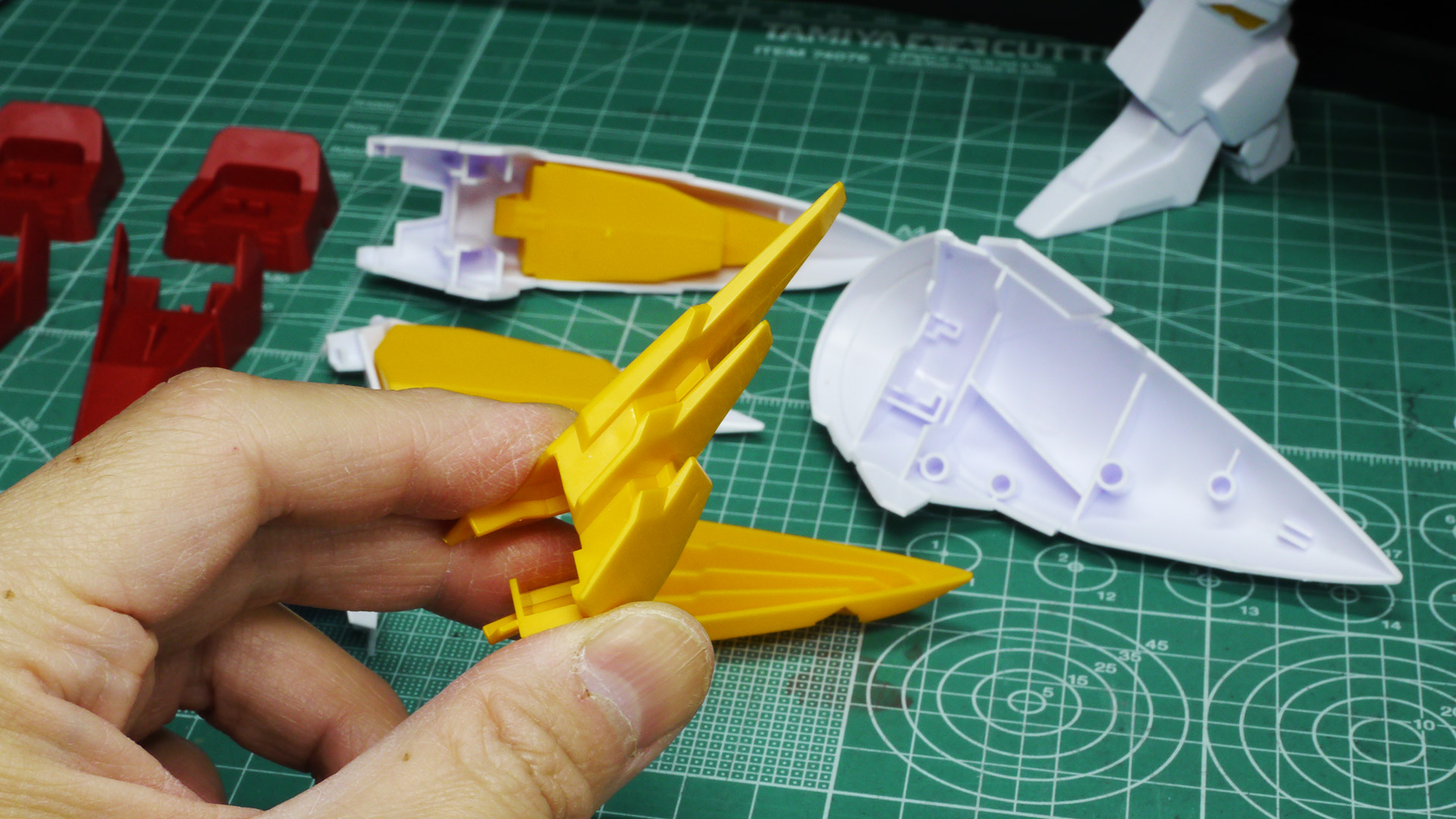 ガンプラの凄いところは、組み付けのときに間違いがほとんど起こらないところです。それはパーツ形状だったり、ガイドが大小作られていたり差し込む方向が決まっていたりいつも感動します