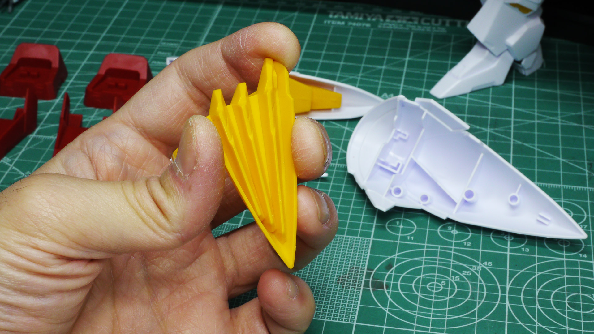 ガンプラの凄いところは、組み付けのときに間違いがほとんど起こらないところです。それはパーツ形状だったり、ガイドが大小作られていたり差し込む方向が決まっていたりいつも感動します