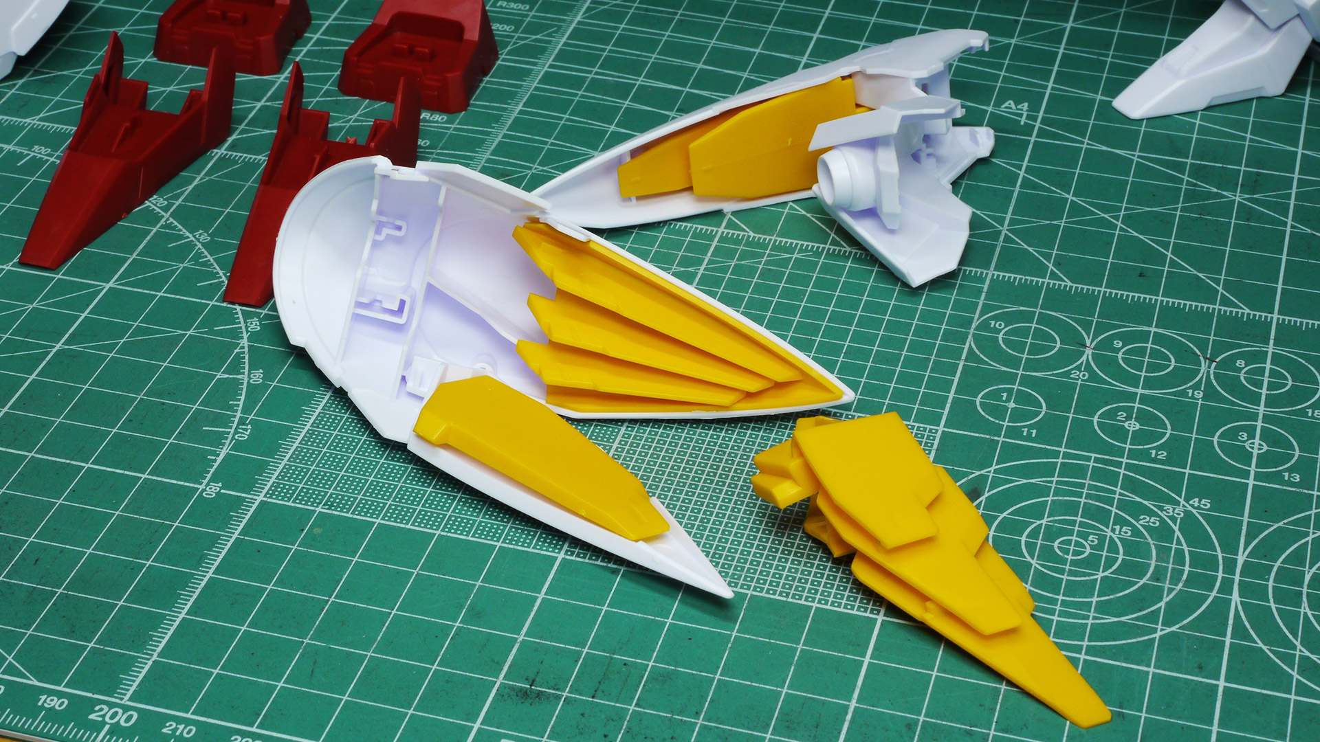 ガンプラの凄いところは、組み付けのときに間違いがほとんど起こらないところです。それはパーツ形状だったり、ガイドが大小作られていたり差し込む方向が決まっていたりいつも感動します
