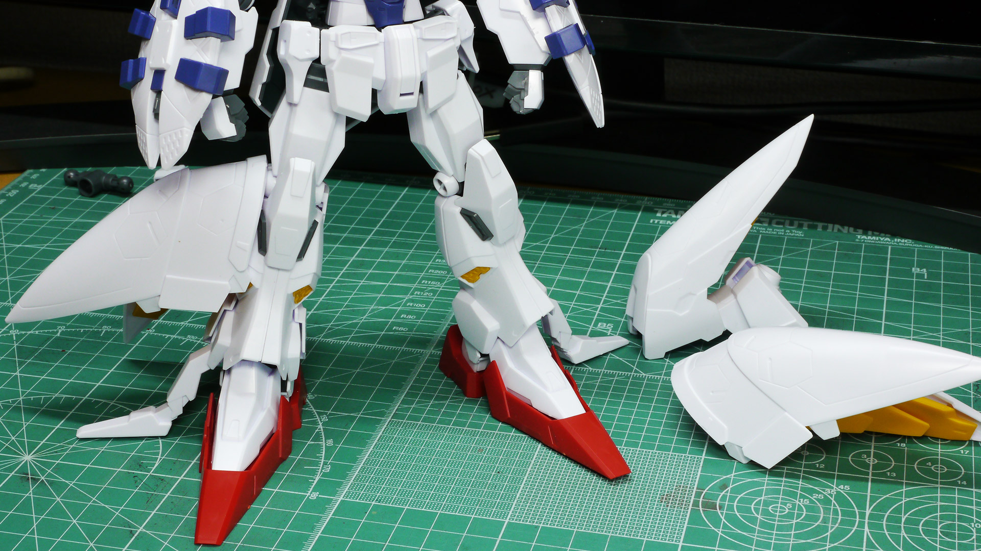 ガンプラの凄いところは、組み付けのときに間違いがほとんど起こらないところです。それはパーツ形状だったり、ガイドが大小作られていたり差し込む方向が決まっていたりいつも感動します