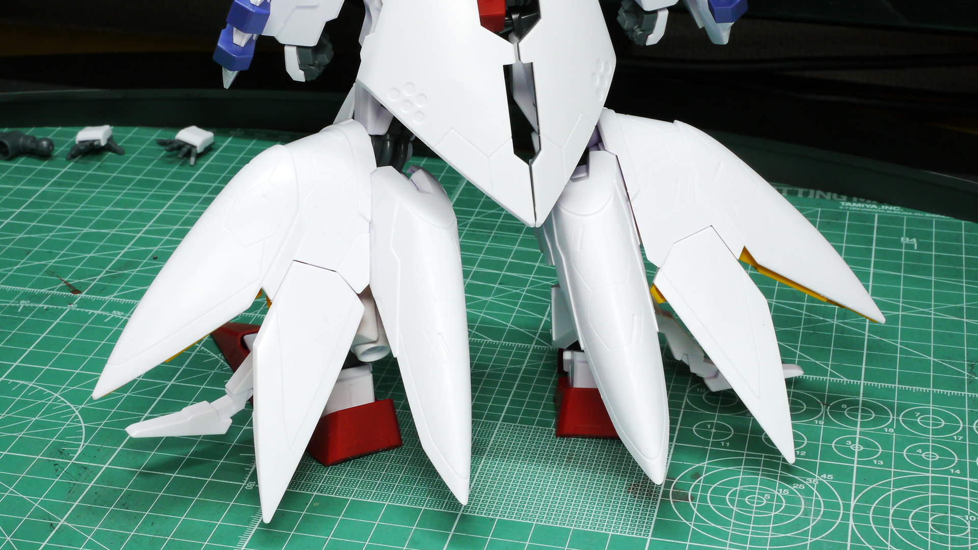 ガンプラの凄いところは、組み付けのときに間違いがほとんど起こらないところです。それはパーツ形状だったり、ガイドが大小作られていたり差し込む方向が決まっていたりいつも感動します
