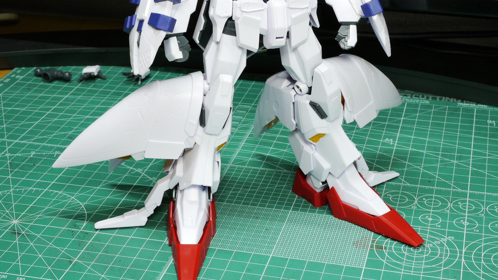 ガンプラの凄いところは、組み付けのときに間違いがほとんど起こらないところです。それはパーツ形状だったり、ガイドが大小作られていたり差し込む方向が決まっていたりいつも感動します