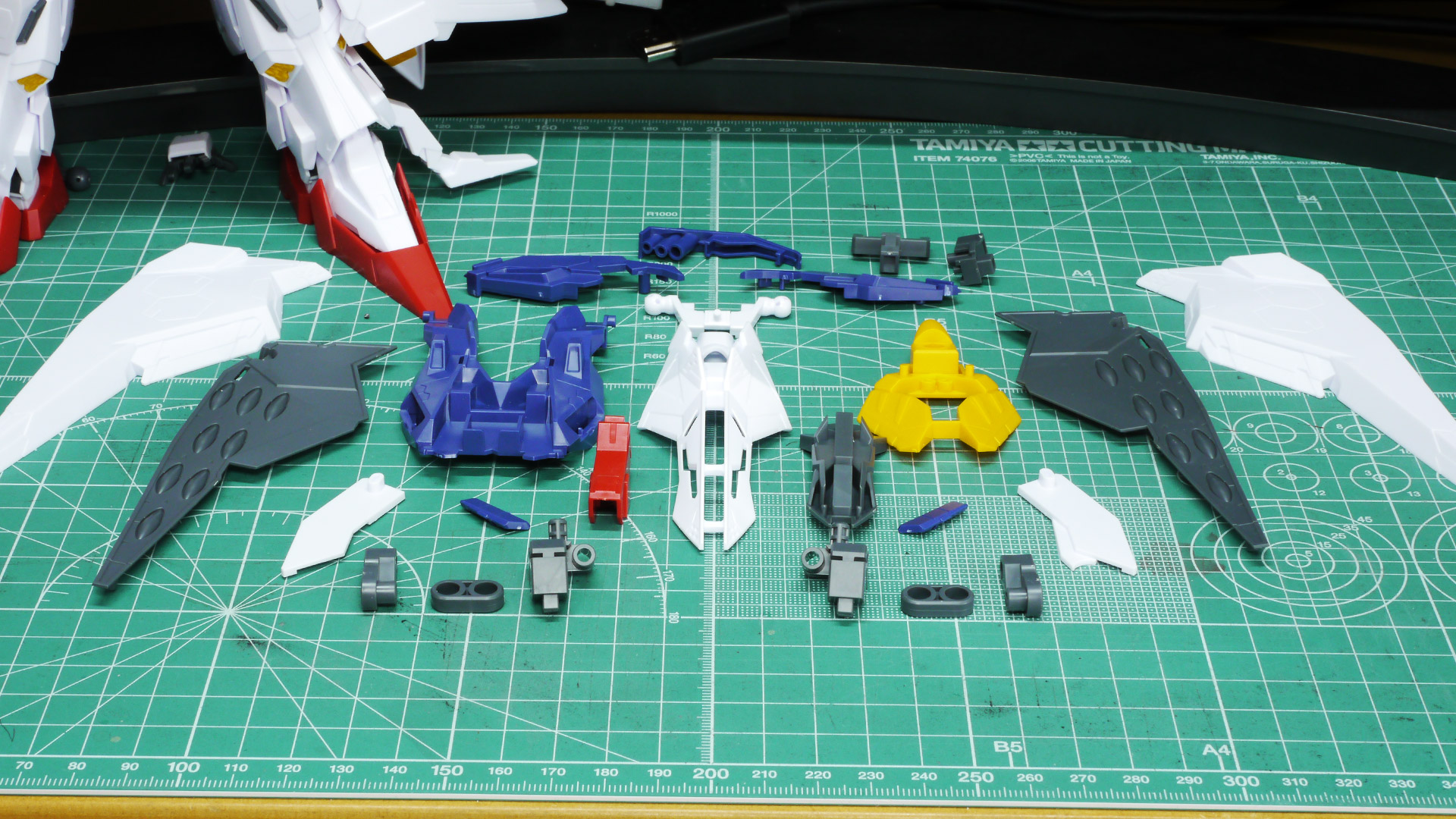 腰部にフロントアーマーを取り付けますが、ガンダム本体のフンドシにある接続部が折れそうで怖いです。そして肩をスライドさせ、胸部ユニットを乗せます。これだけでペーネロペー感がでてきて異形なガンダムになってきました