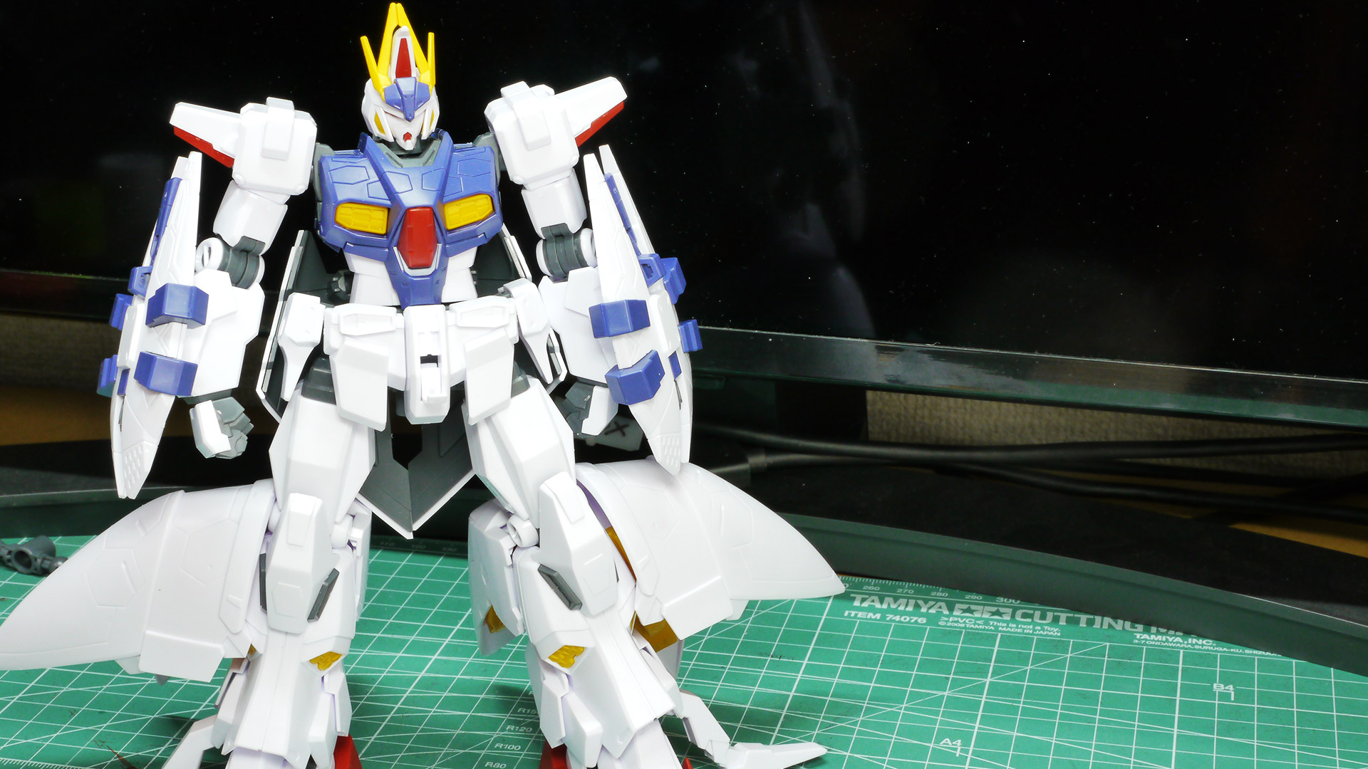 腰部にフロントアーマーを取り付けますが、ガンダム本体のフンドシにある接続部が折れそうで怖いです。そして肩をスライドさせ、胸部ユニットを乗せます。これだけでペーネロペー感がでてきて異形なガンダムになってきました