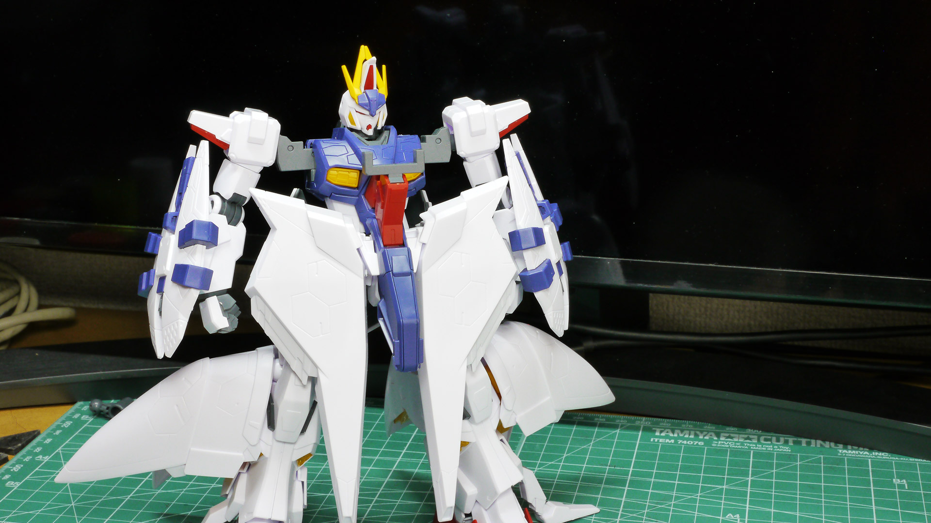 腰部にフロントアーマーを取り付けますが、ガンダム本体のフンドシにある接続部が折れそうで怖いです。そして肩をスライドさせ、胸部ユニットを乗せます。これだけでペーネロペー感がでてきて異形なガンダムになってきました