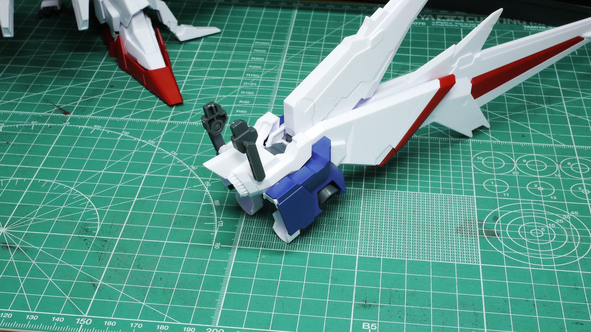 うねった形状でもぴったり合わさるのがきもちいい！機首からテールスタビライザーまでつながると本当に竜のようです