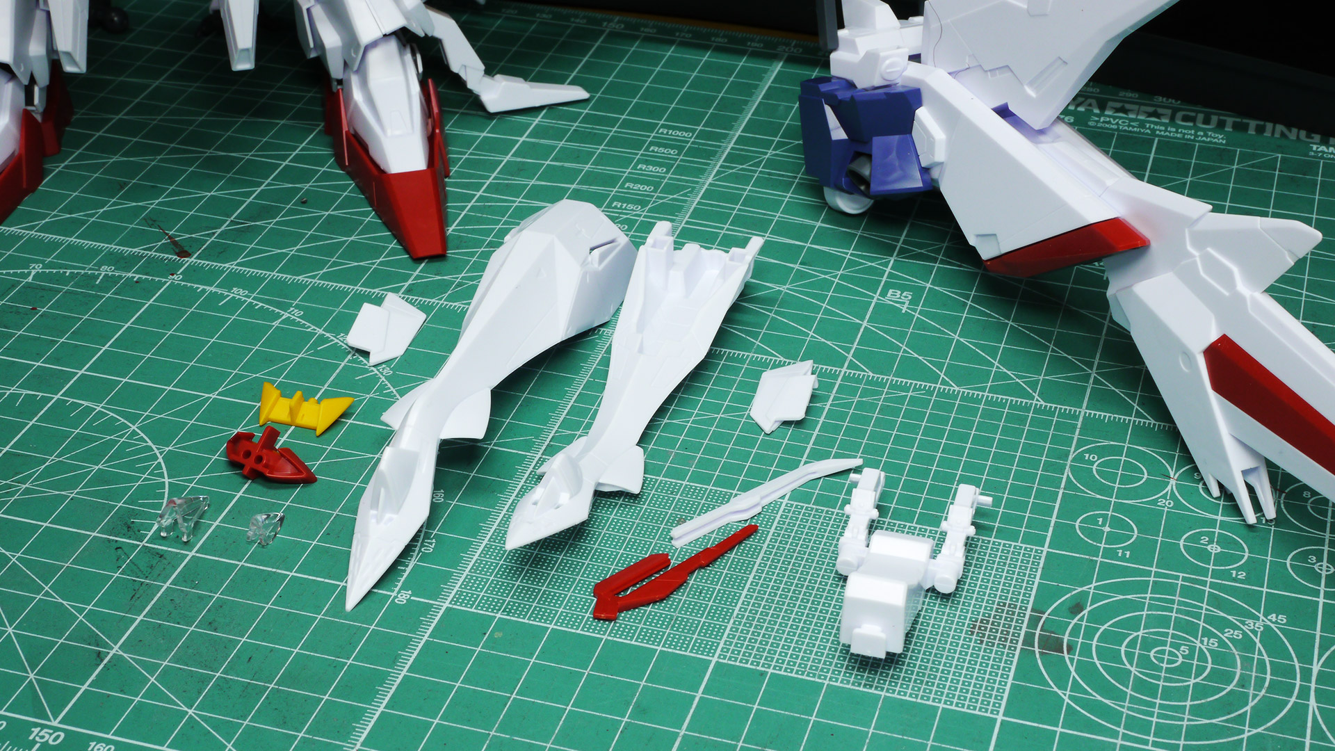 うねった形状でもぴったり合わさるのがきもちいい！機首からテールスタビライザーまでつながると本当に竜のようです
