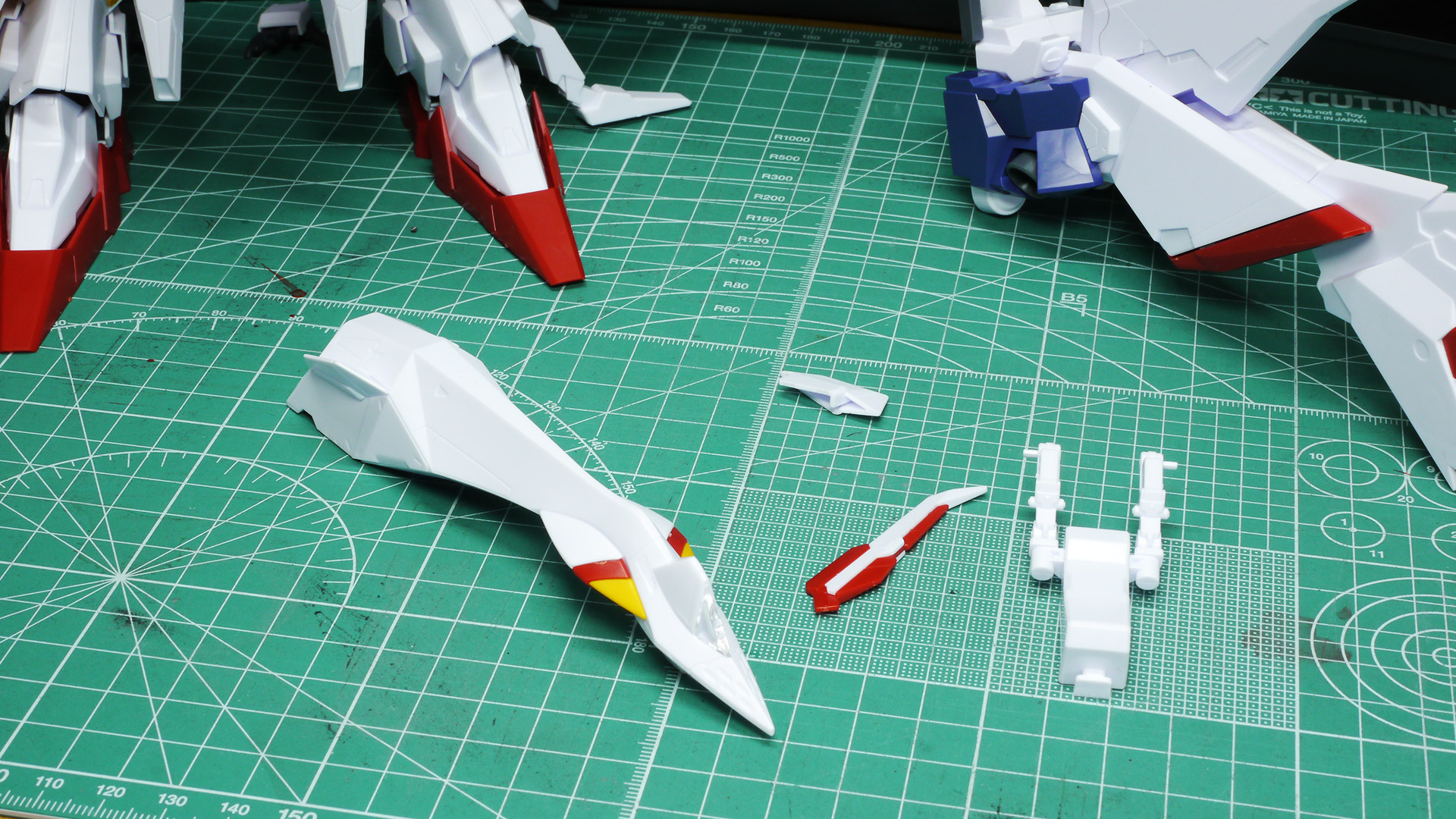 うねった形状でもぴったり合わさるのがきもちいい！機首からテールスタビライザーまでつながると本当に竜のようです