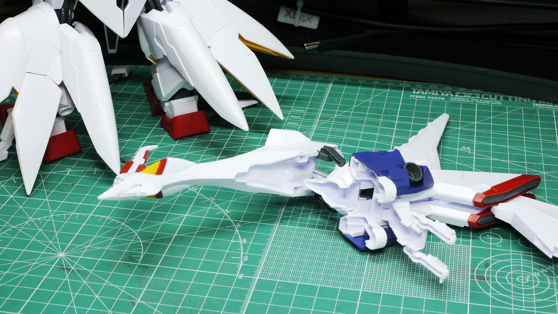 うねった形状でもぴったり合わさるのがきもちいい！機首からテールスタビライザーまでつながると本当に竜のようです