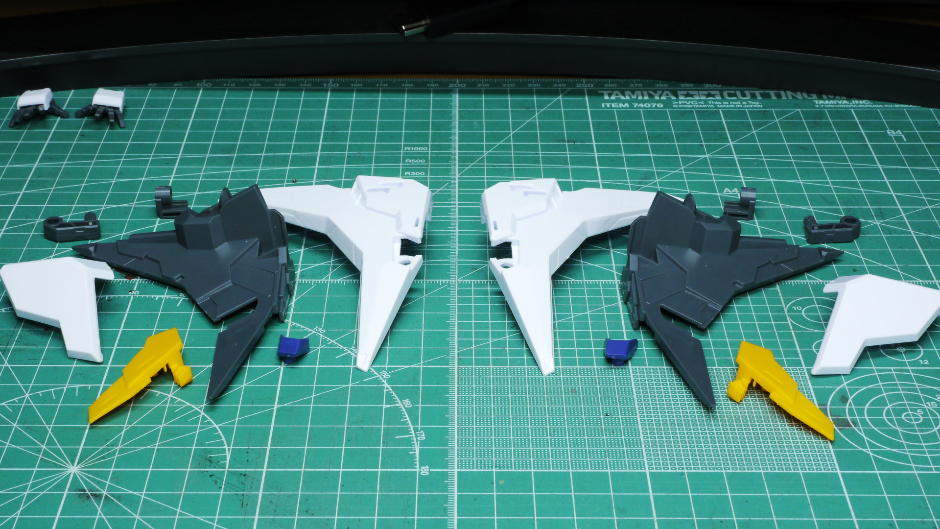 機首にある接続部に取り付けてみると裃（かみしも）のようなデザインのガンダムが出来上がります。これでペーネロペーが完成しました
