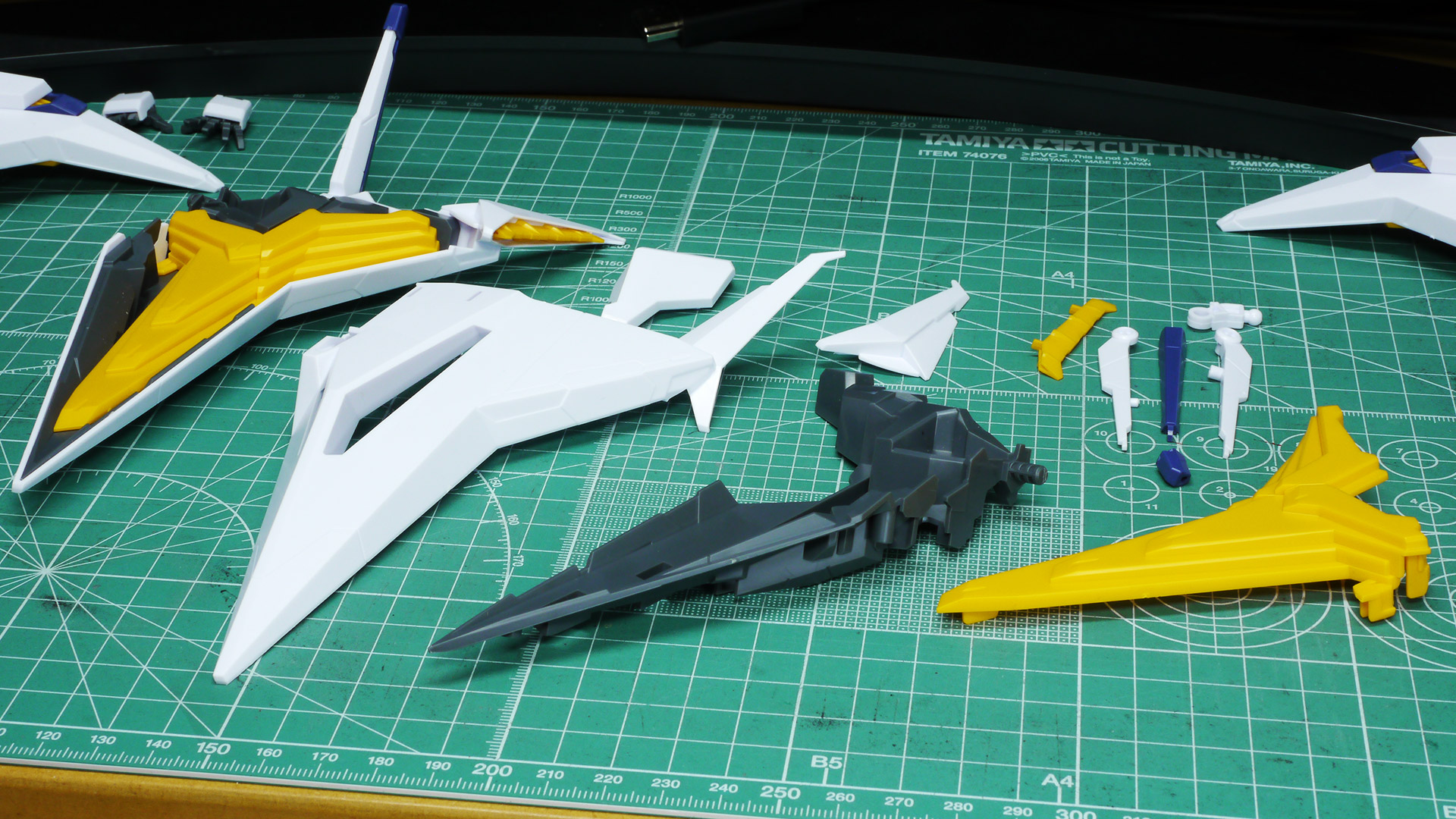 機首にある接続部に取り付けてみると裃（かみしも）のようなデザインのガンダムが出来上がります。これでペーネロペーが完成しました
