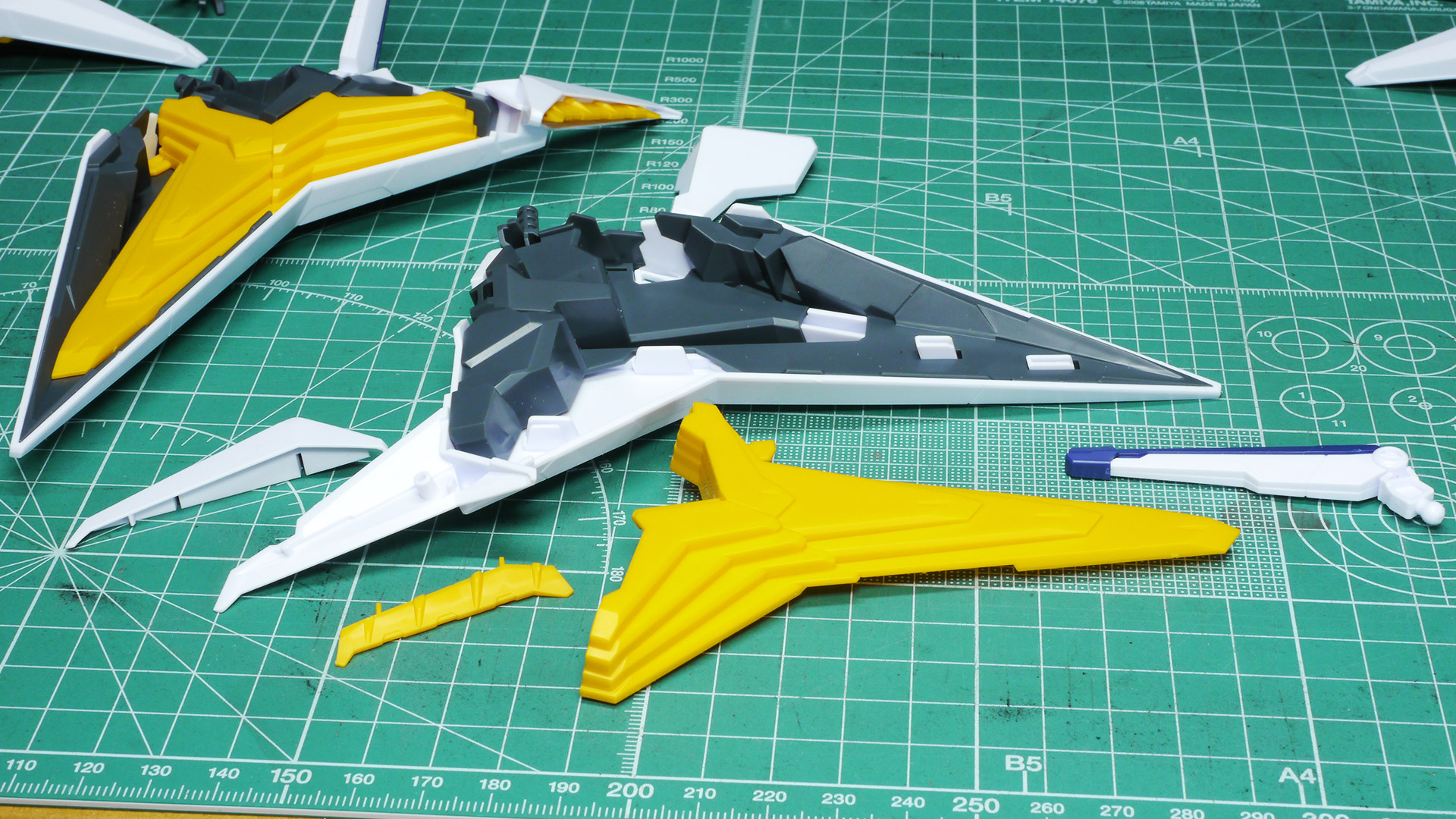 機首にある接続部に取り付けてみると裃（かみしも）のようなデザインのガンダムが出来上がります。これでペーネロペーが完成しました