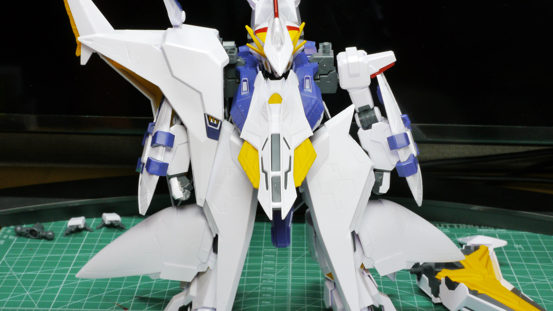 機首にある接続部に取り付けてみると裃（かみしも）のようなデザインのガンダムが出来上がります。これでペーネロペーが完成しました