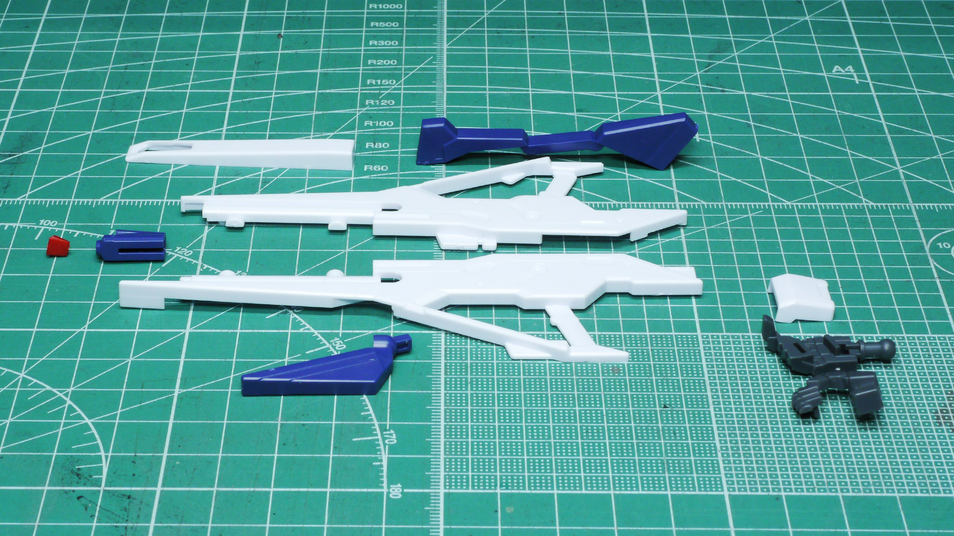 ペーネロペーの携行装備はビーム・ライフルのみとなります。「HGUC 1/144 RX-78-2 ガンダム」を越える全長があるビーム・ライフルは並みの戦艦主砲を超えるビーム砲だと思われます！