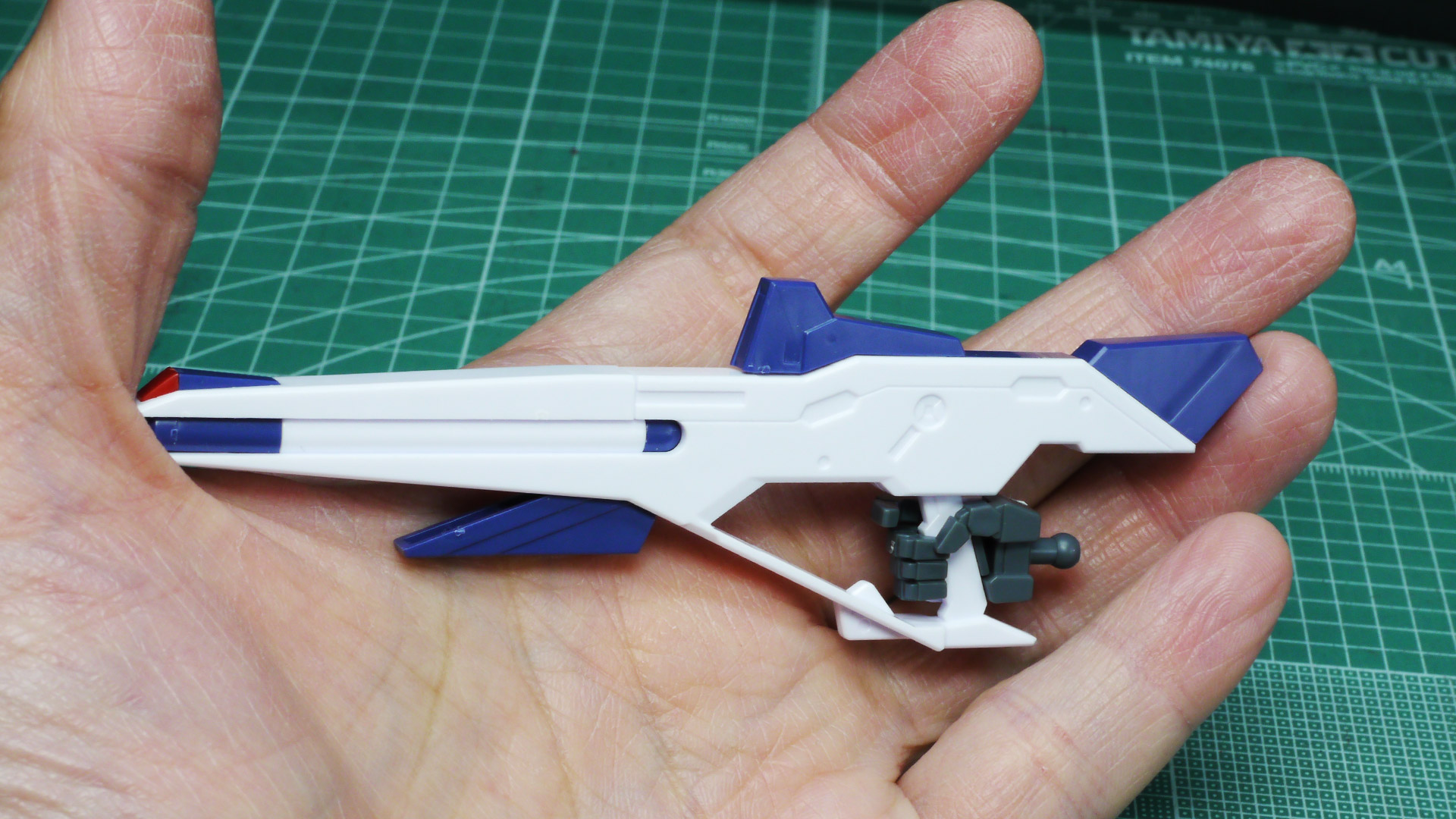 ペーネロペーの携行装備はビーム・ライフルのみとなります。「HGUC 1/144 RX-78-2 ガンダム」を越える全長があるビーム・ライフルは並みの戦艦主砲を超えるビーム砲だと思われます！