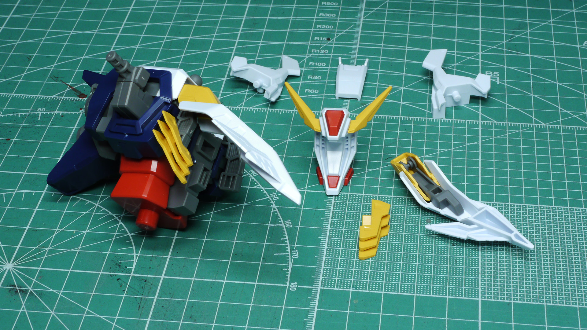 特徴的なボディ前面の部分ですが大きなガンダムの顔のようなデザインです。アンテナは可動しないので左右のパーツを上下するには避けながら行う必要があります