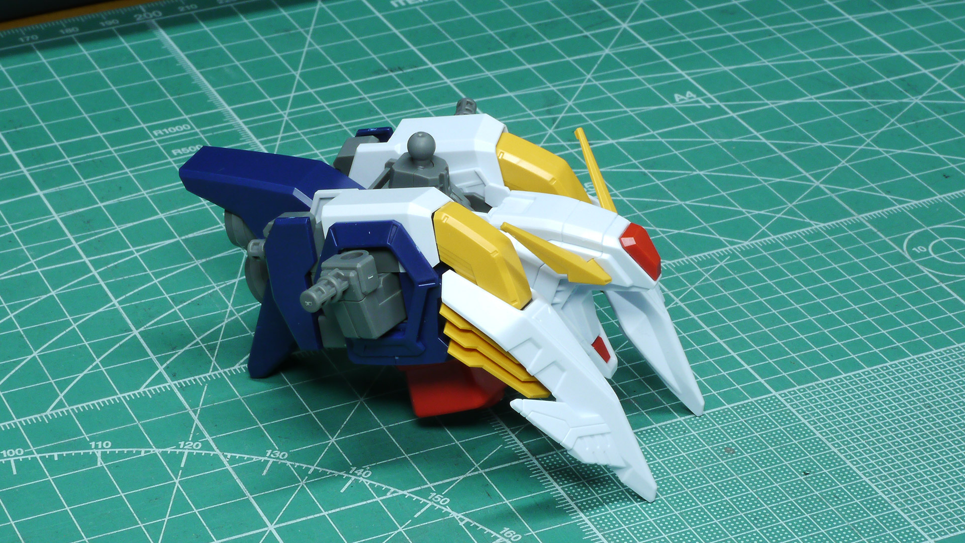 特徴的なボディ前面の部分ですが大きなガンダムの顔のようなデザインです。アンテナは可動しないので左右のパーツを上下するには避けながら行う必要があります