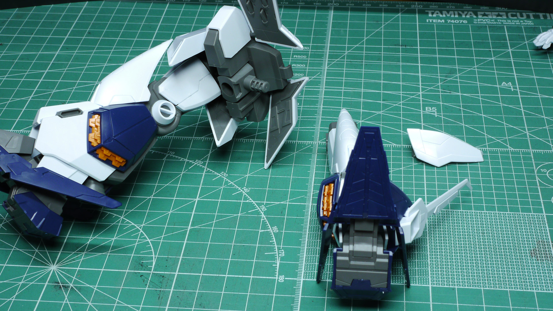 脚を取り付けてみると重モビルスーツ的なマッシブな印象が伝わってきます。ここまでの組み立てなら脚を折り曲げてのポージングも様になりますね