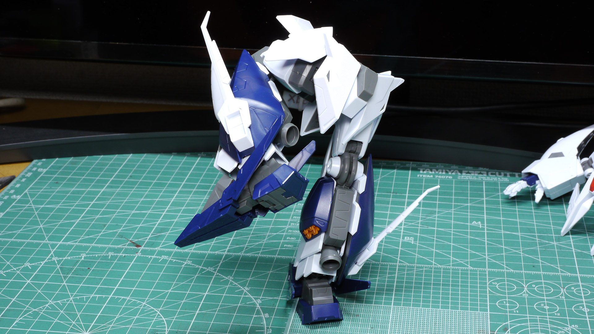 脚を取り付けてみると重モビルスーツ的なマッシブな印象が伝わってきます。ここまでの組み立てなら脚を折り曲げてのポージングも様になりますね