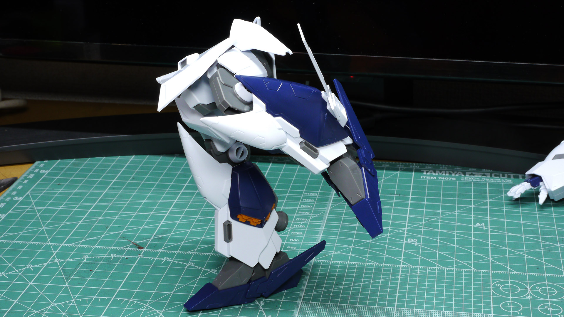 脚を取り付けてみると重モビルスーツ的なマッシブな印象が伝わってきます。ここまでの組み立てなら脚を折り曲げてのポージングも様になりますね