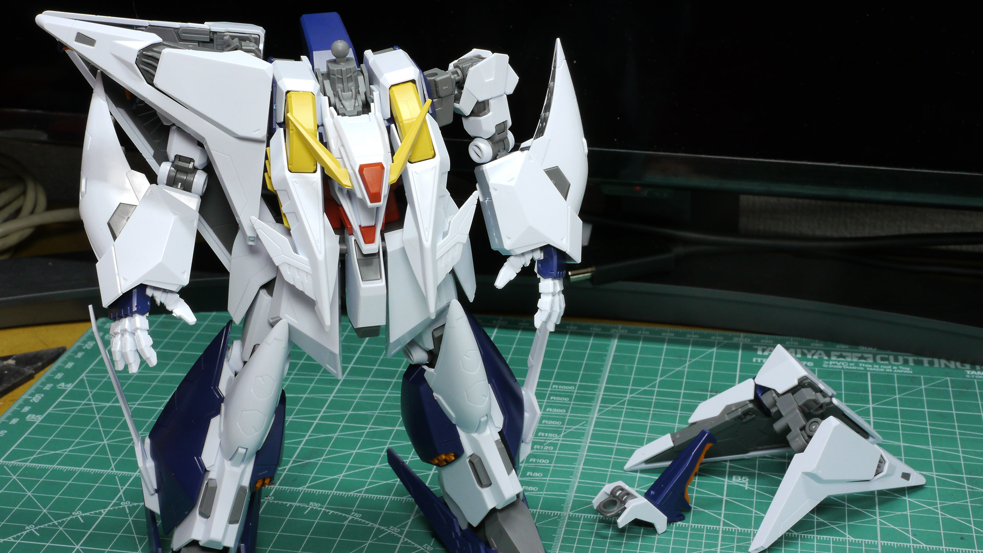後部のアーマーは若干横にスライドして開くことができます。ミノフスキー・フライト稼働時に開くようです