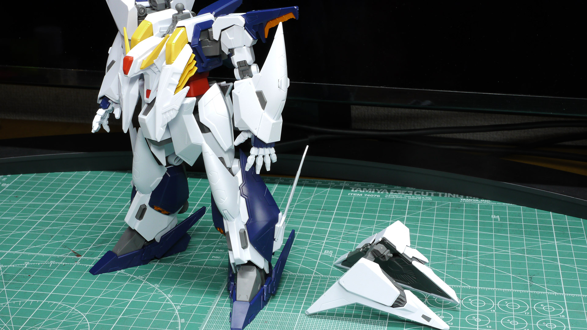 後部のアーマーは若干横にスライドして開くことができます。ミノフスキー・フライト稼働時に開くようです
