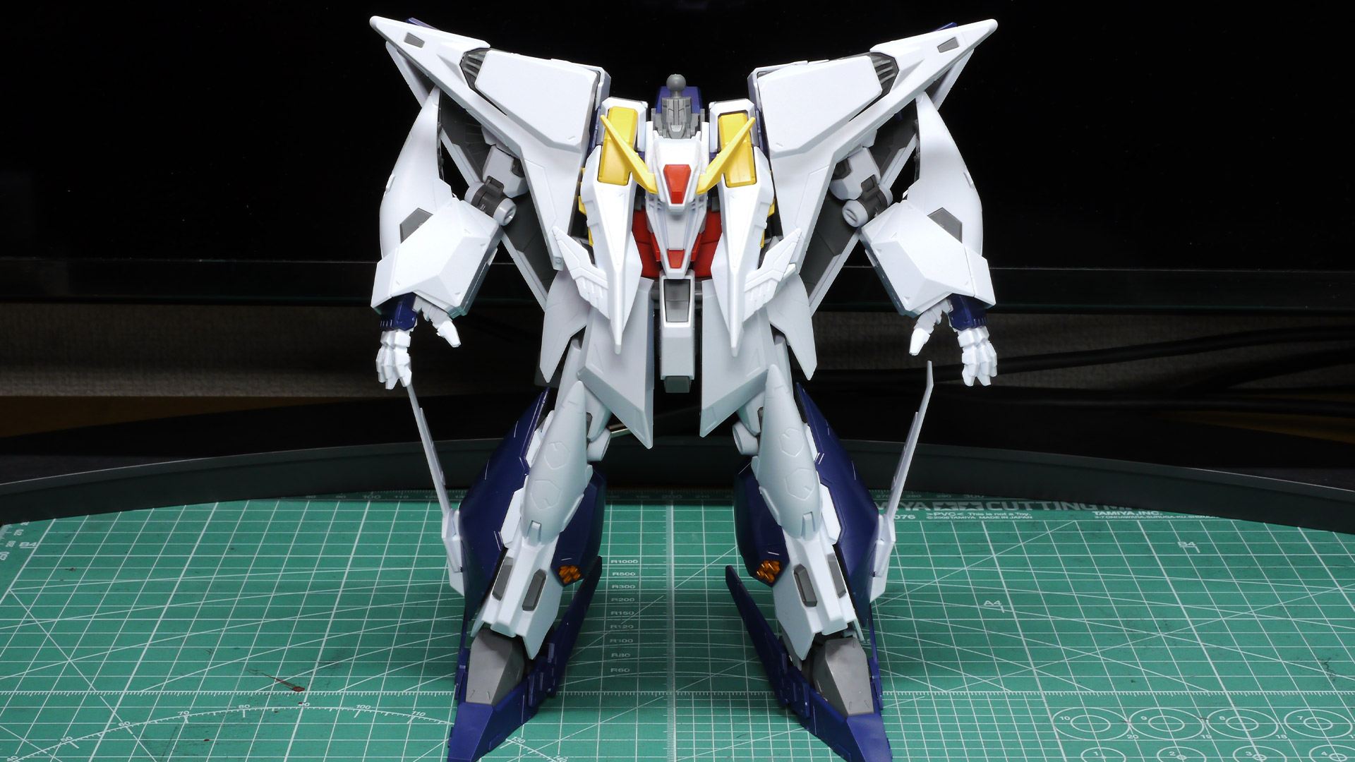 後部のアーマーは若干横にスライドして開くことができます。ミノフスキー・フライト稼働時に開くようです
