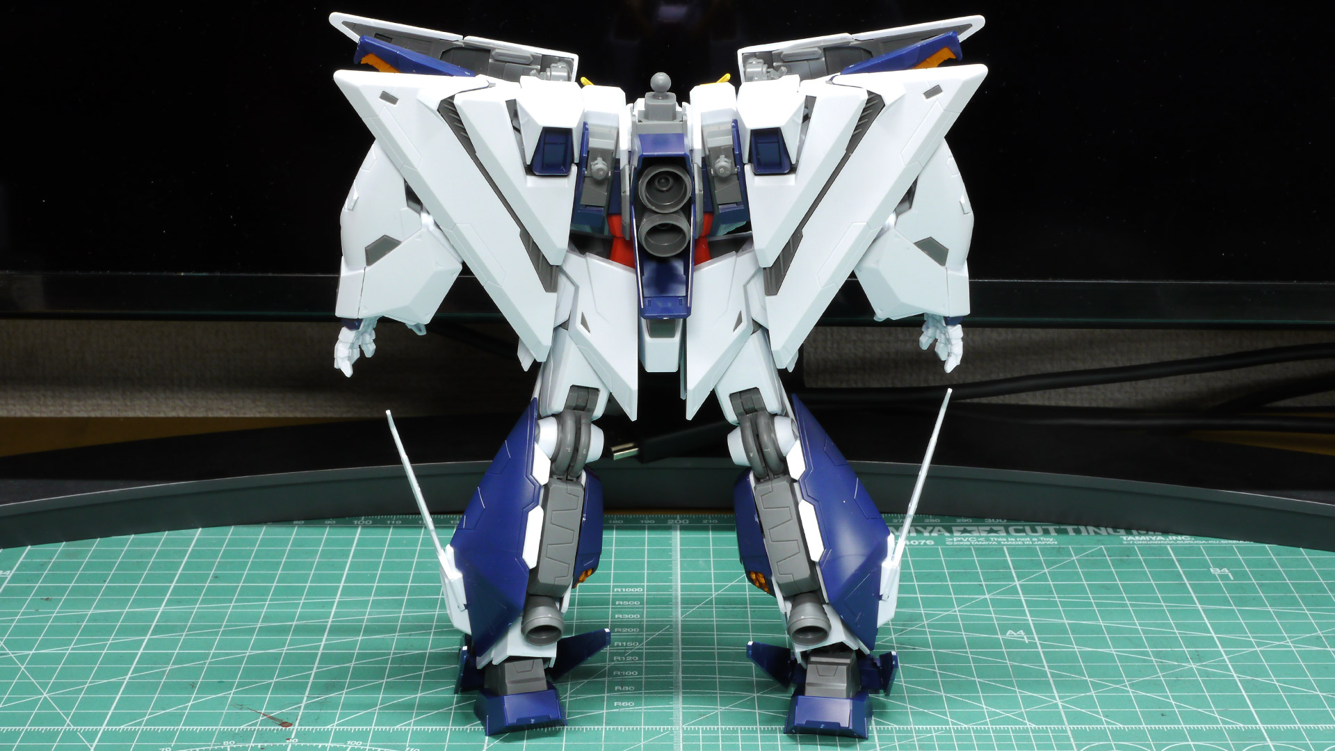 後部のアーマーは若干横にスライドして開くことができます。ミノフスキー・フライト稼働時に開くようです