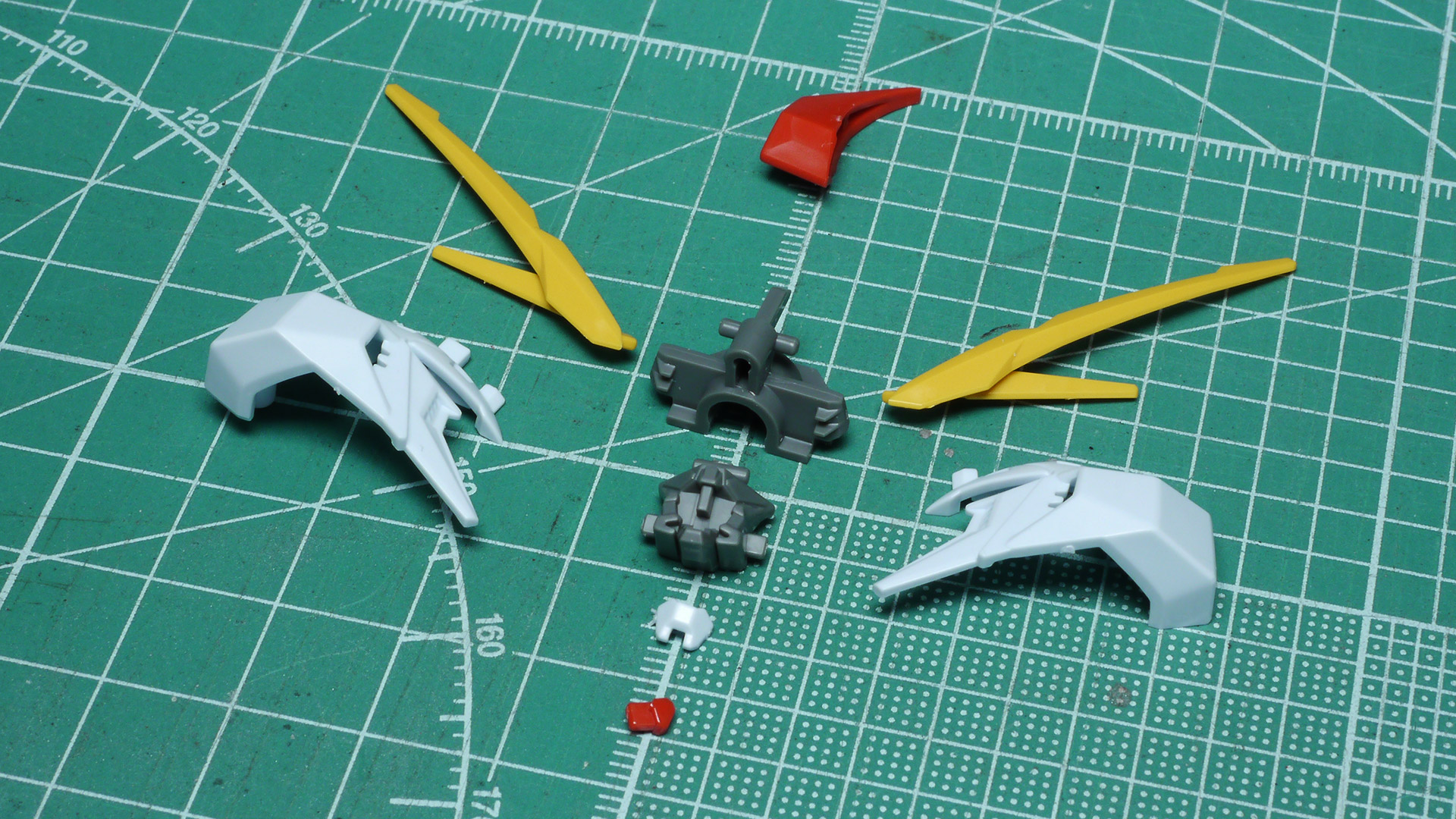 ガンダムタイプであればメインカメラを内蔵したトサカがあるはずですが……これだけでもだいぶ異形なガンダムと言わざるを得ません。赤い部分にはサイコミュ機器が内蔵されているようです。
