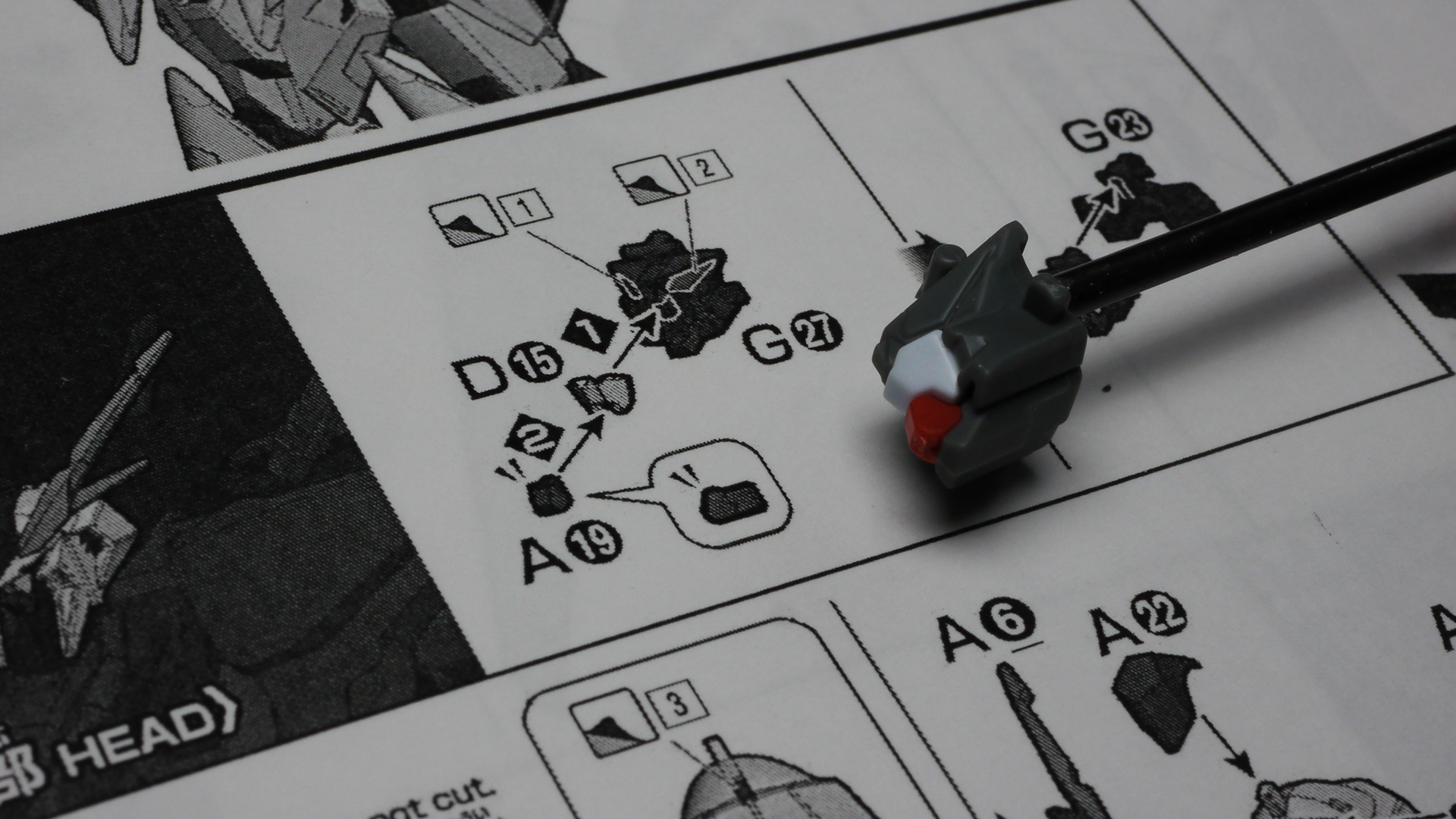 ガンダムタイプであればメインカメラを内蔵したトサカがあるはずですが……これだけでもだいぶ異形なガンダムと言わざるを得ません。赤い部分にはサイコミュ機器が内蔵されているようです。