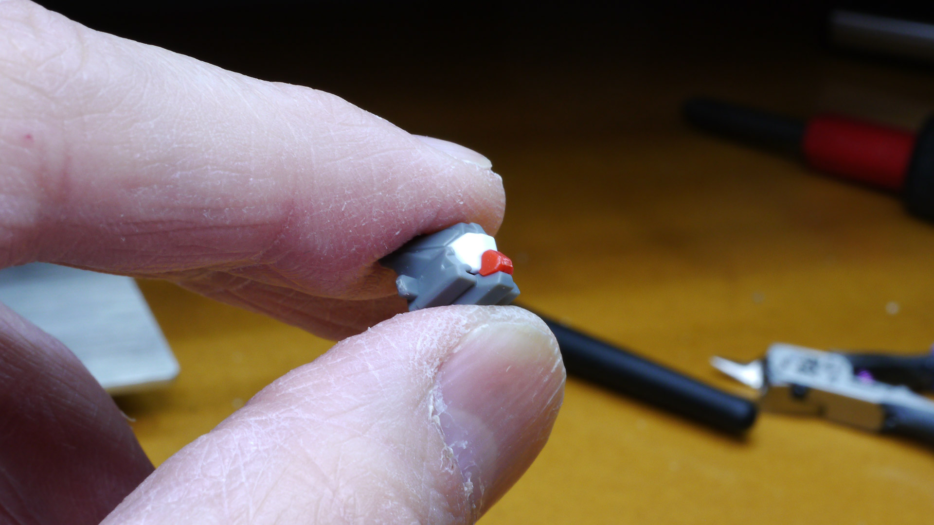 ガンダムタイプであればメインカメラを内蔵したトサカがあるはずですが……これだけでもだいぶ異形なガンダムと言わざるを得ません。赤い部分にはサイコミュ機器が内蔵されているようです。