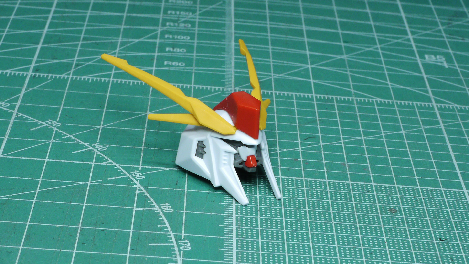 ガンダムタイプであればメインカメラを内蔵したトサカがあるはずですが……これだけでもだいぶ異形なガンダムと言わざるを得ません。赤い部分にはサイコミュ機器が内蔵されているようです。