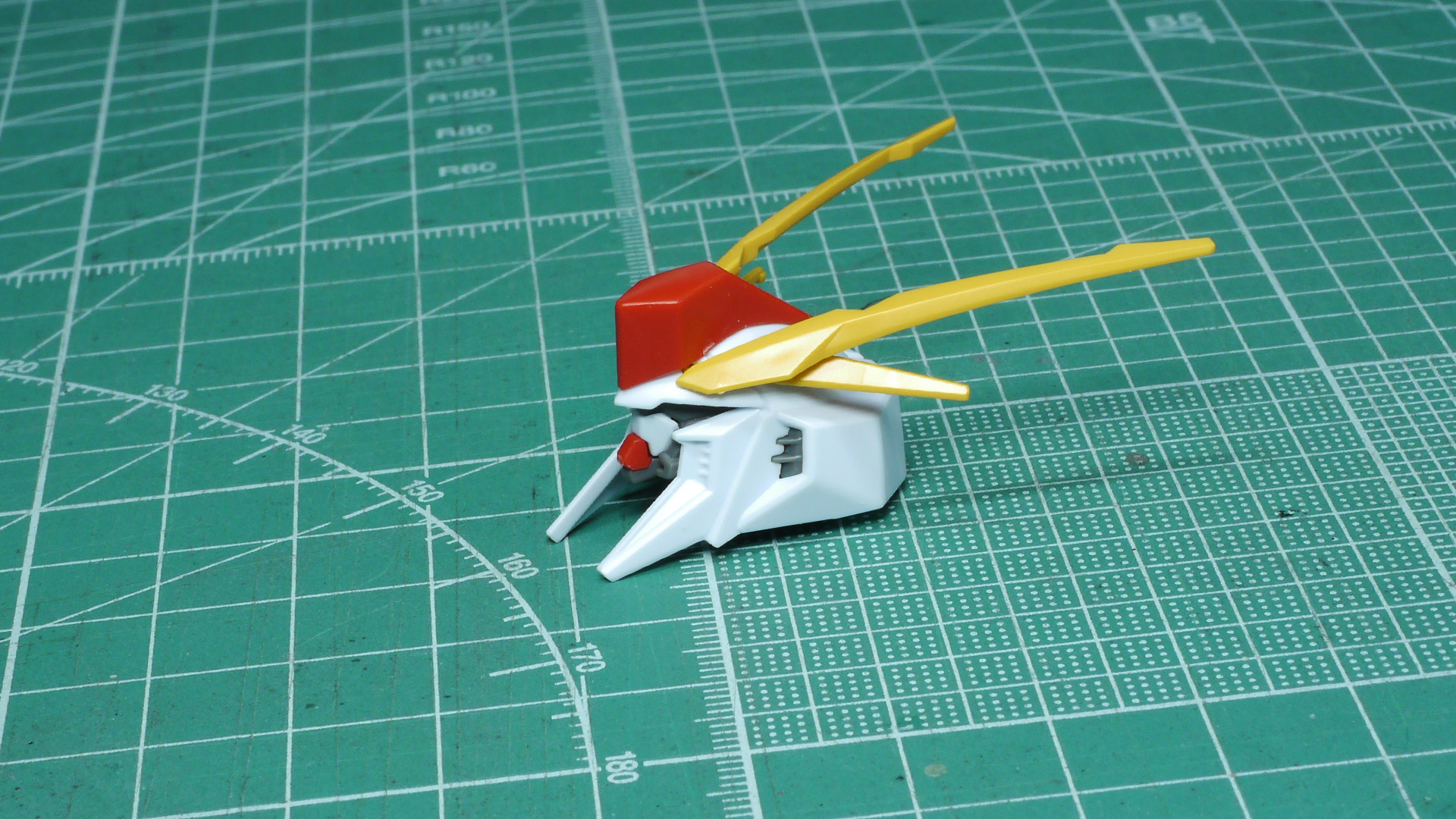 ガンダムタイプであればメインカメラを内蔵したトサカがあるはずですが……これだけでもだいぶ異形なガンダムと言わざるを得ません。赤い部分にはサイコミュ機器が内蔵されているようです。