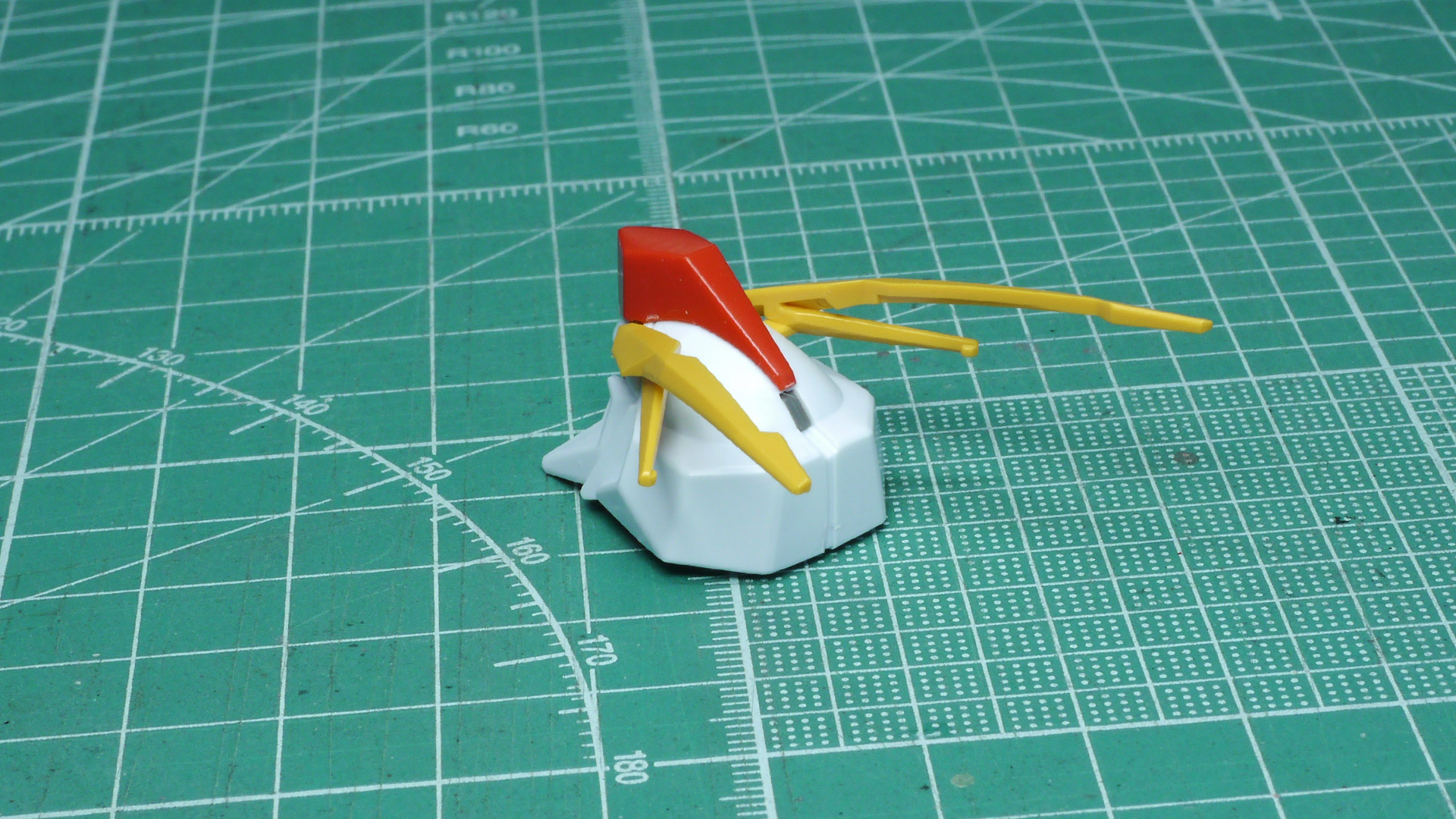 ガンダムタイプであればメインカメラを内蔵したトサカがあるはずですが……これだけでもだいぶ異形なガンダムと言わざるを得ません。赤い部分にはサイコミュ機器が内蔵されているようです。