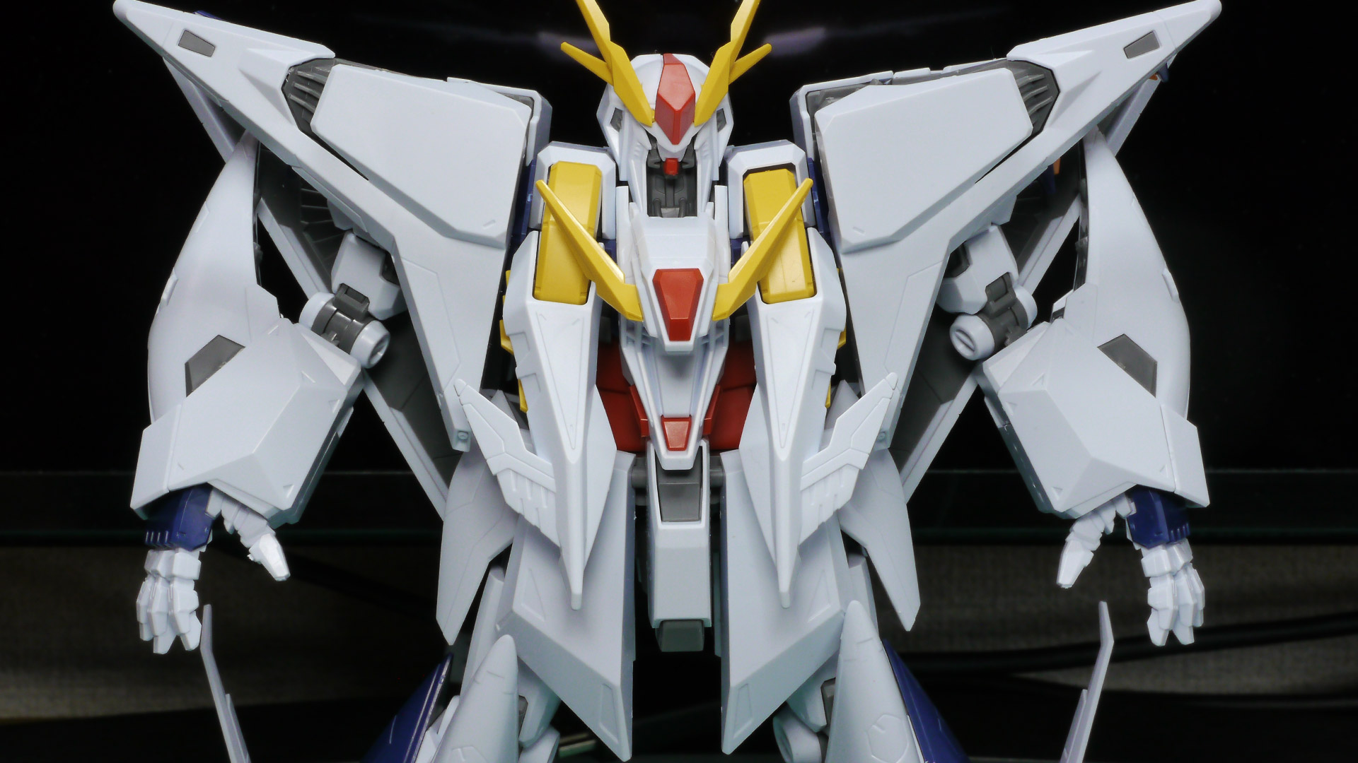 ガンダムタイプであればメインカメラを内蔵したトサカがあるはずですが……これだけでもだいぶ異形なガンダムと言わざるを得ません。赤い部分にはサイコミュ機器が内蔵されているようです。