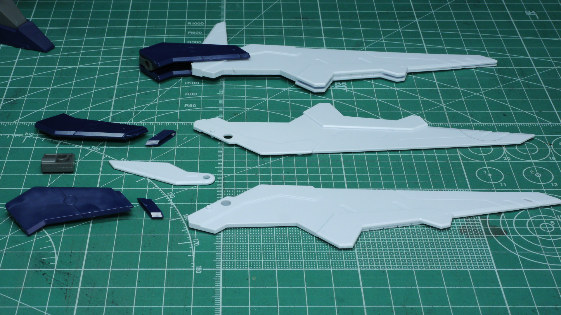 これでΞガンダムが完成！これはかっこいいですね。こちらも「HGUC 1/144 RX-78-2 ガンダム」と並べてみましたがやはり巨大で進化のいきつく先を感じます