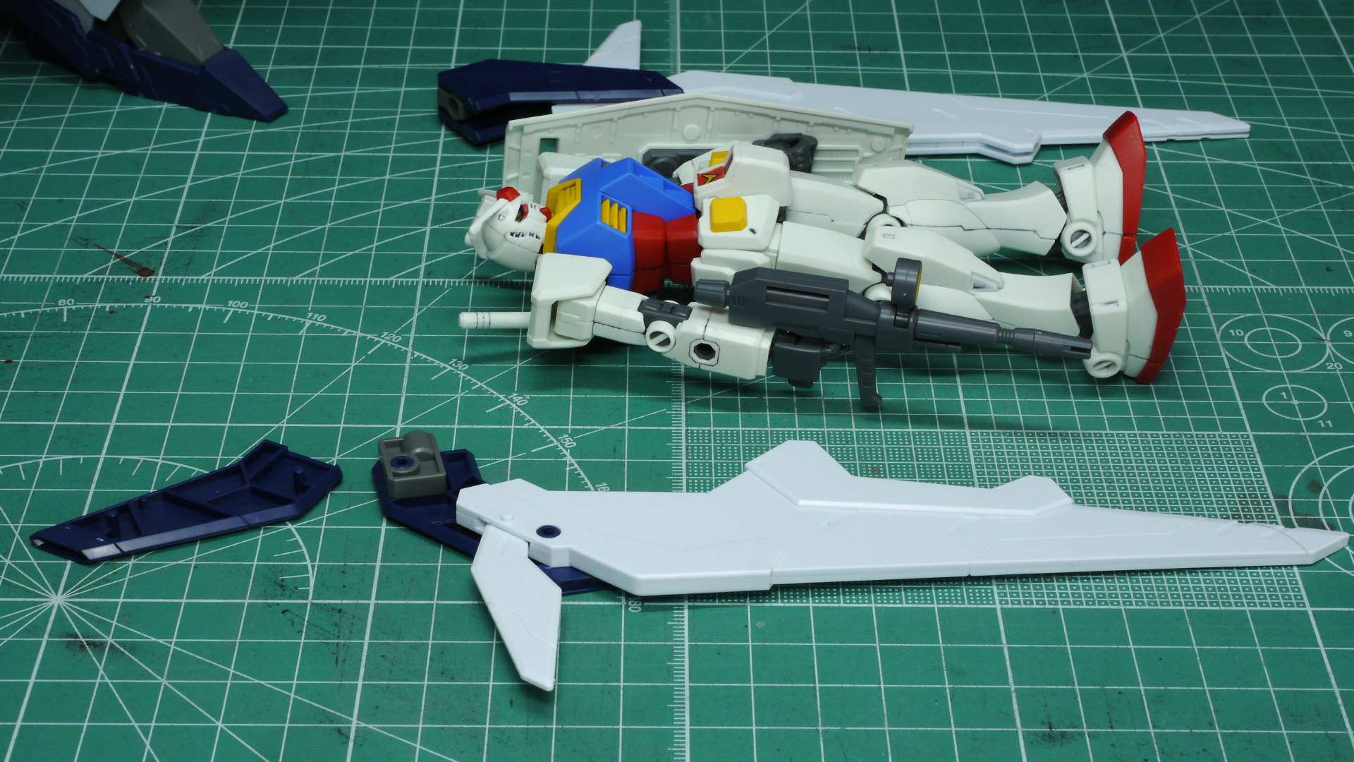 これでΞガンダムが完成！これはかっこいいですね。こちらも「HGUC 1/144 RX-78-2 ガンダム」と並べてみましたがやはり巨大で進化のいきつく先を感じます
