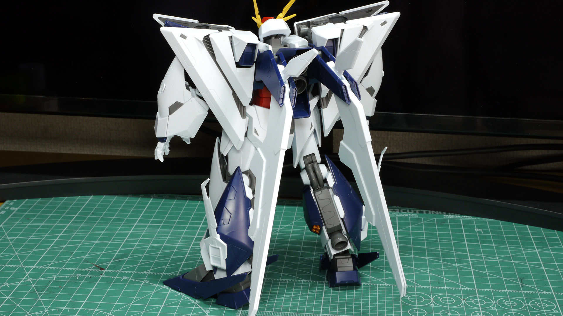 これでΞガンダムが完成！これはかっこいいですね。こちらも「HGUC 1/144 RX-78-2 ガンダム」と並べてみましたがやはり巨大で進化のいきつく先を感じます