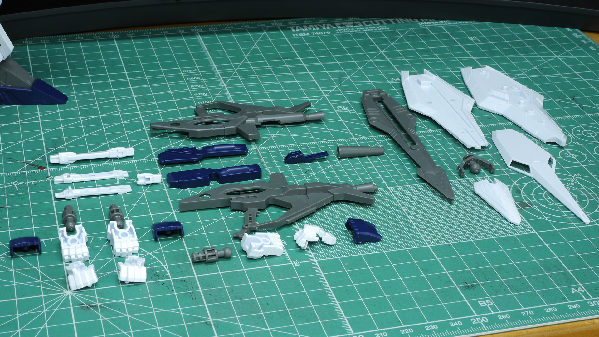 これでΞガンダムが完成！これはかっこいいですね。こちらも「HGUC 1/144 RX-78-2 ガンダム」と並べてみましたがやはり巨大で進化のいきつく先を感じます