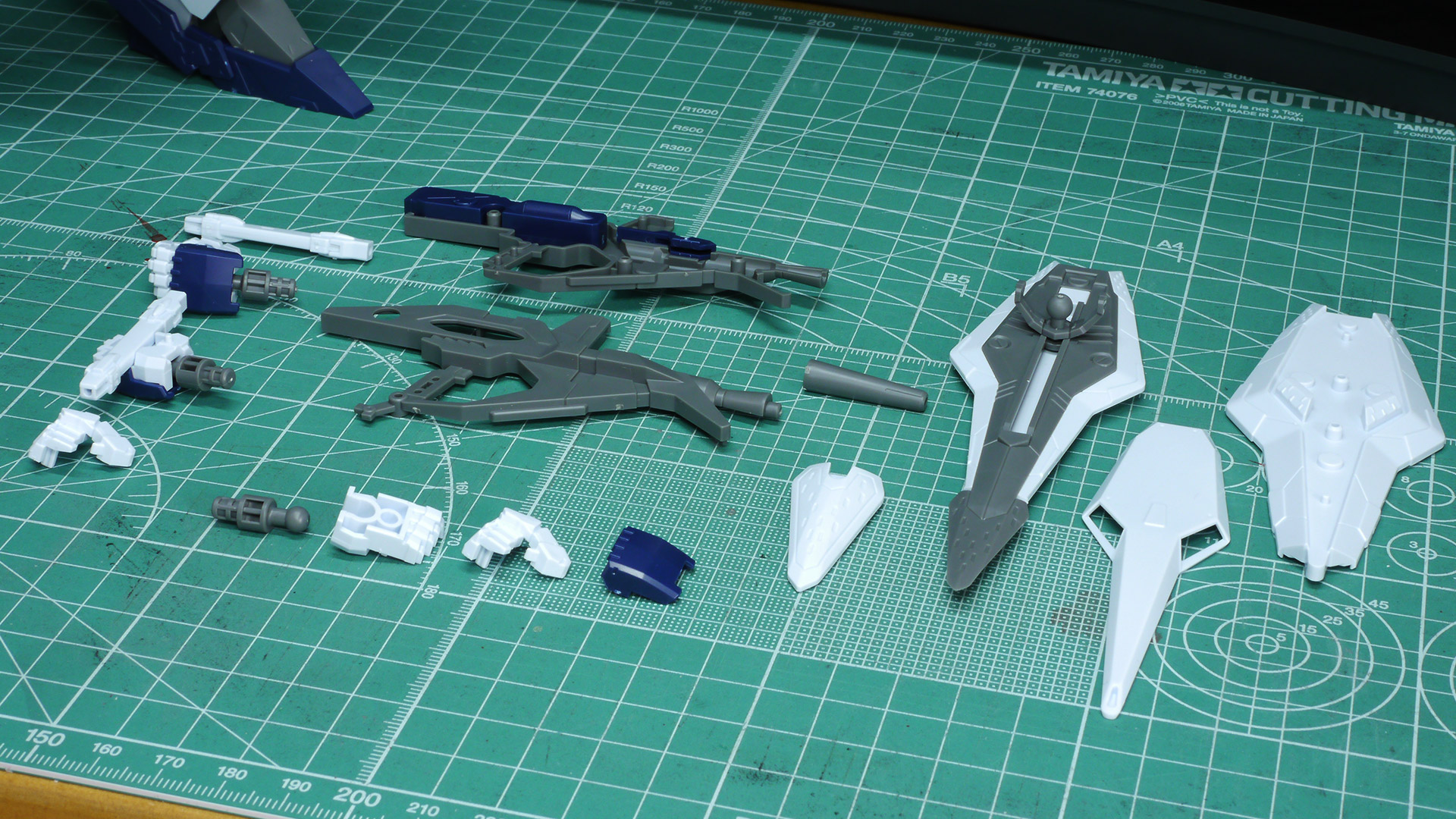これでΞガンダムが完成！これはかっこいいですね。こちらも「HGUC 1/144 RX-78-2 ガンダム」と並べてみましたがやはり巨大で進化のいきつく先を感じます