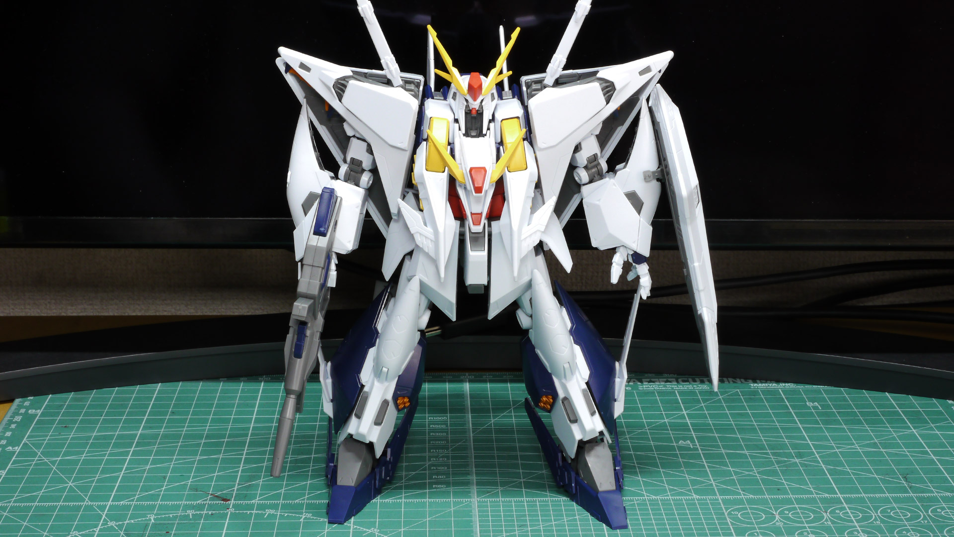 これでΞガンダムが完成！これはかっこいいですね。こちらも「HGUC 1/144 RX-78-2 ガンダム」と並べてみましたがやはり巨大で進化のいきつく先を感じます