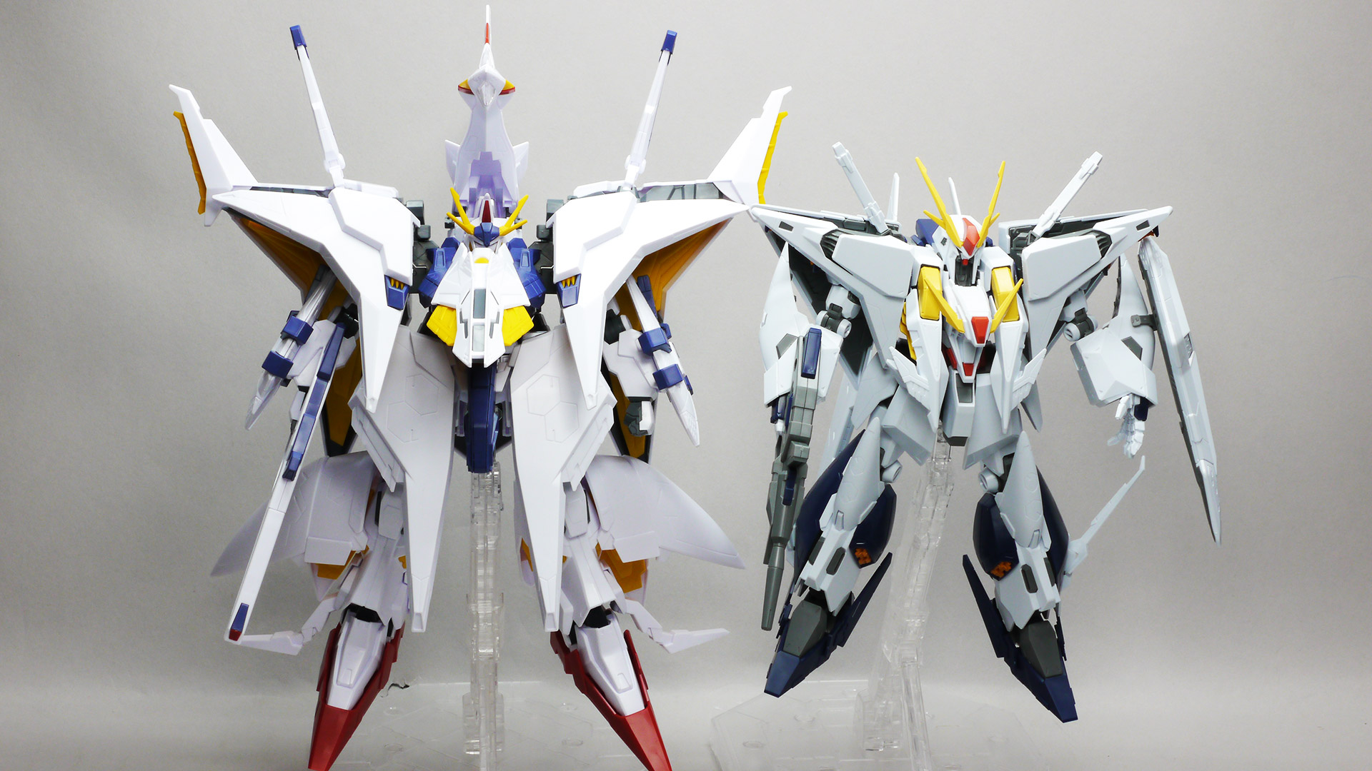 対峙する2機のガンダム。当初ビーム・サーベルで斬り合うものの決着はつかない。いったん距離を取りお互いがファンネル・ミサイルの応酬に切り替えて再び距離を詰める2機の結末は……