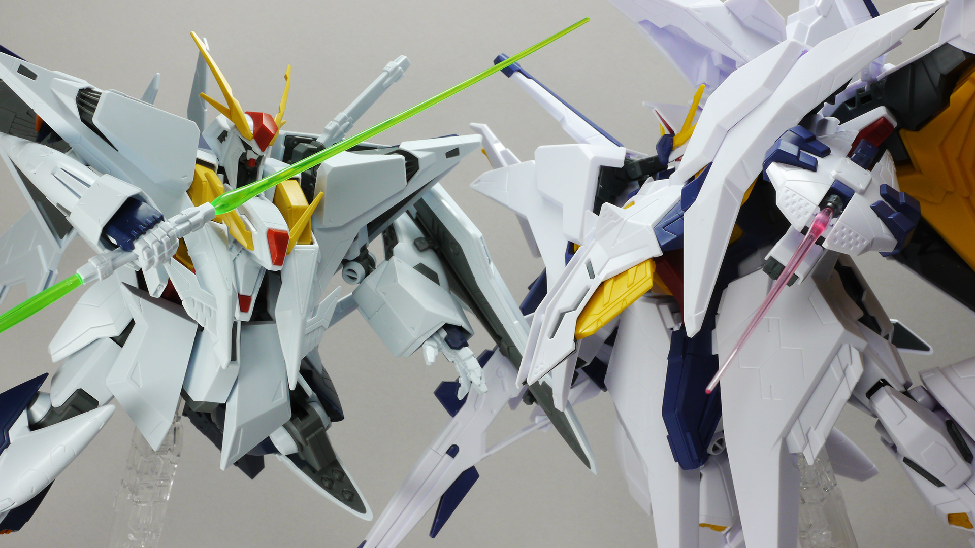 対峙する2機のガンダム。当初ビーム・サーベルで斬り合うものの決着はつかない。いったん距離を取りお互いがファンネル・ミサイルの応酬に切り替えて再び距離を詰める2機の結末は……