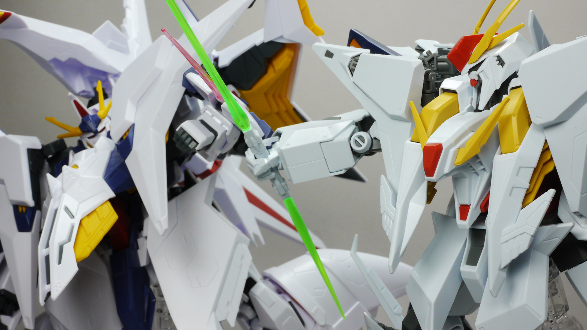 対峙する2機のガンダム。当初ビーム・サーベルで斬り合うものの決着はつかない。いったん距離を取りお互いがファンネル・ミサイルの応酬に切り替えて再び距離を詰める2機の結末は……