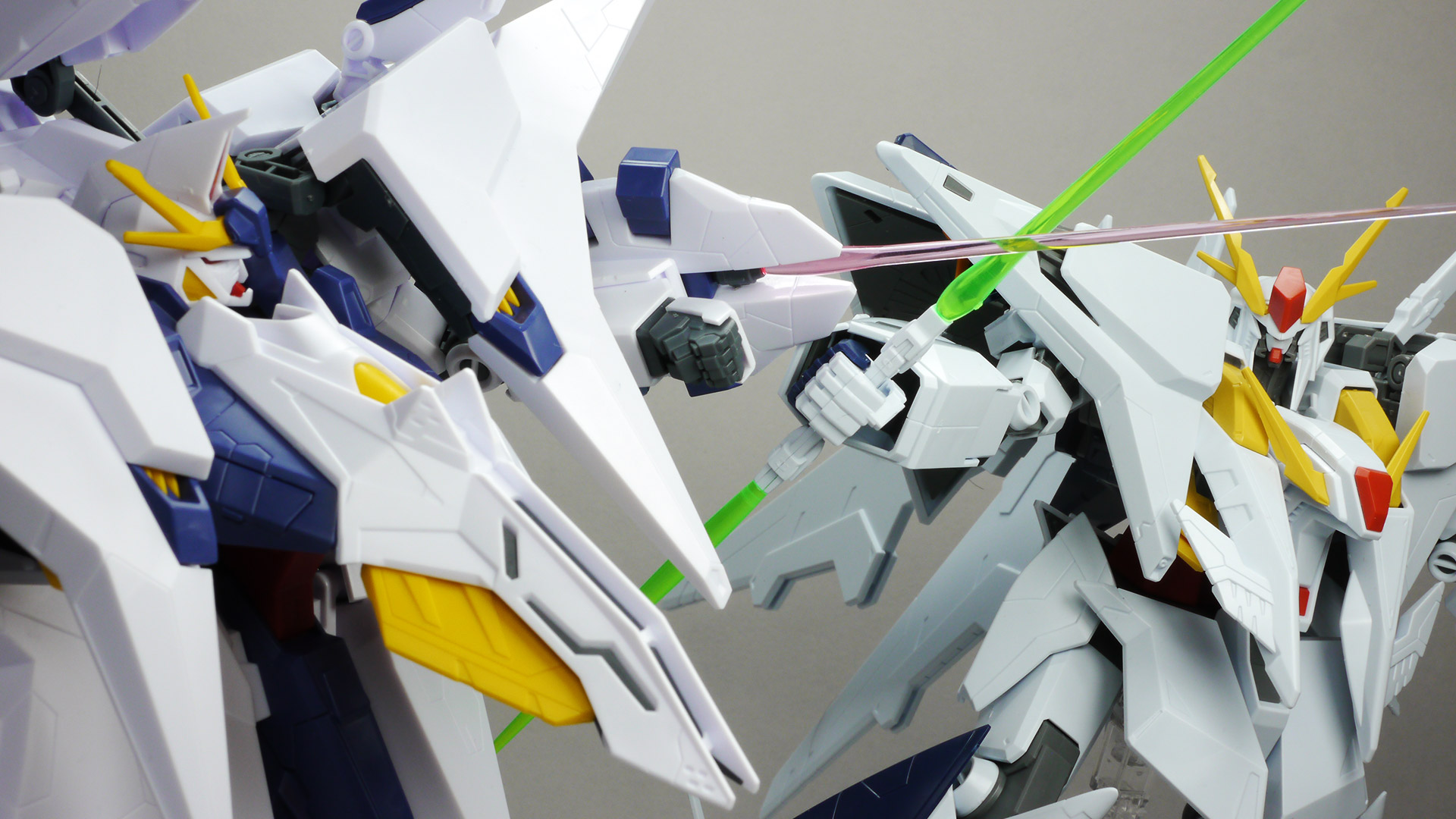 対峙する2機のガンダム。当初ビーム・サーベルで斬り合うものの決着はつかない。いったん距離を取りお互いがファンネル・ミサイルの応酬に切り替えて再び距離を詰める2機の結末は……
