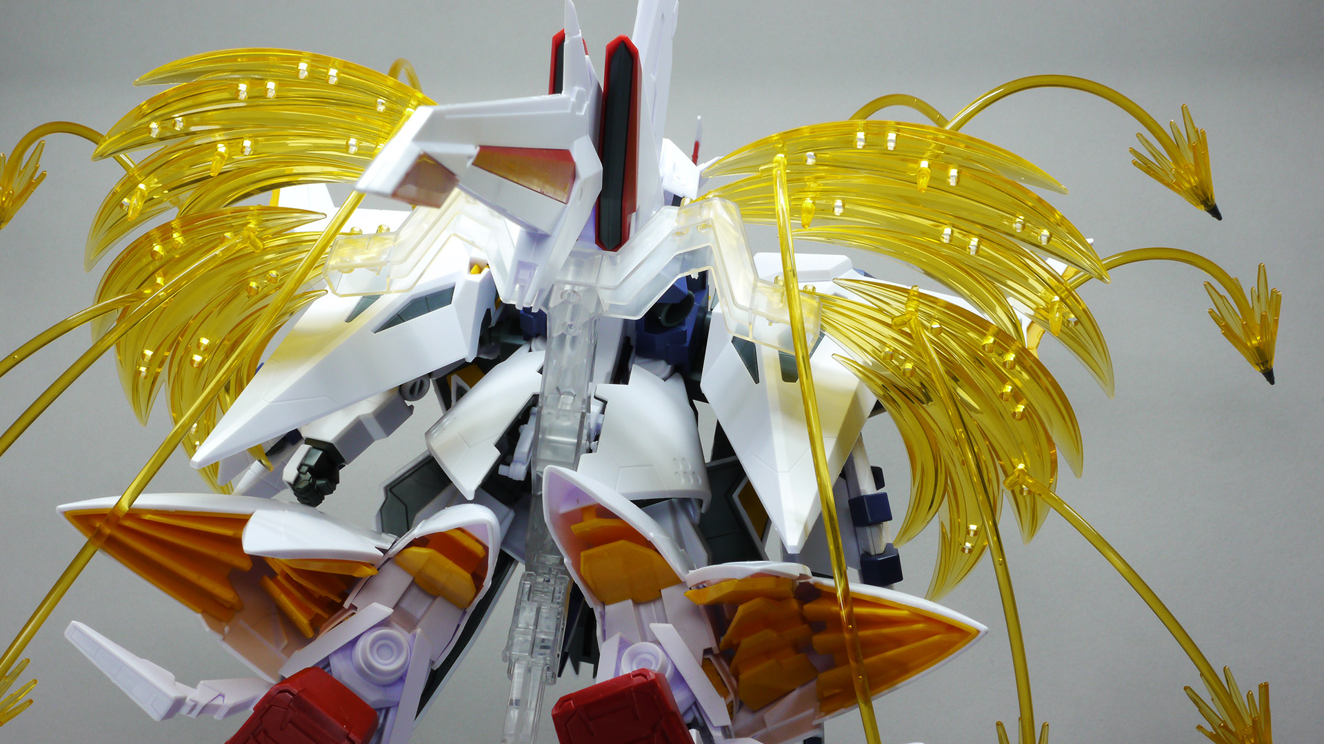 対峙する2機のガンダム。当初ビーム・サーベルで斬り合うものの決着はつかない。いったん距離を取りお互いがファンネル・ミサイルの応酬に切り替えて再び距離を詰める2機の結末は……